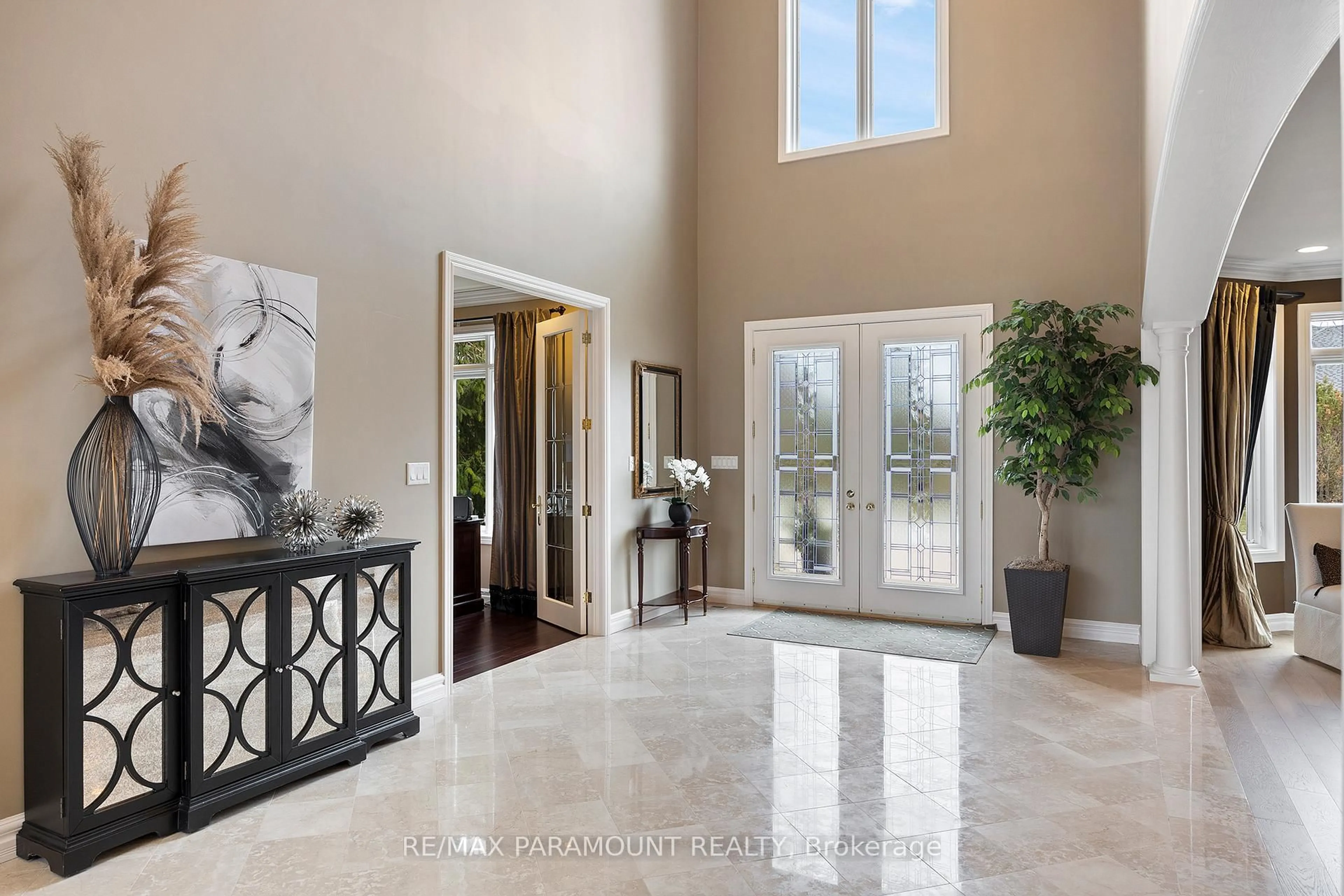 Indoor entryway for 141 Clubview Dr, Amherstburg Ontario N9V 3Z2