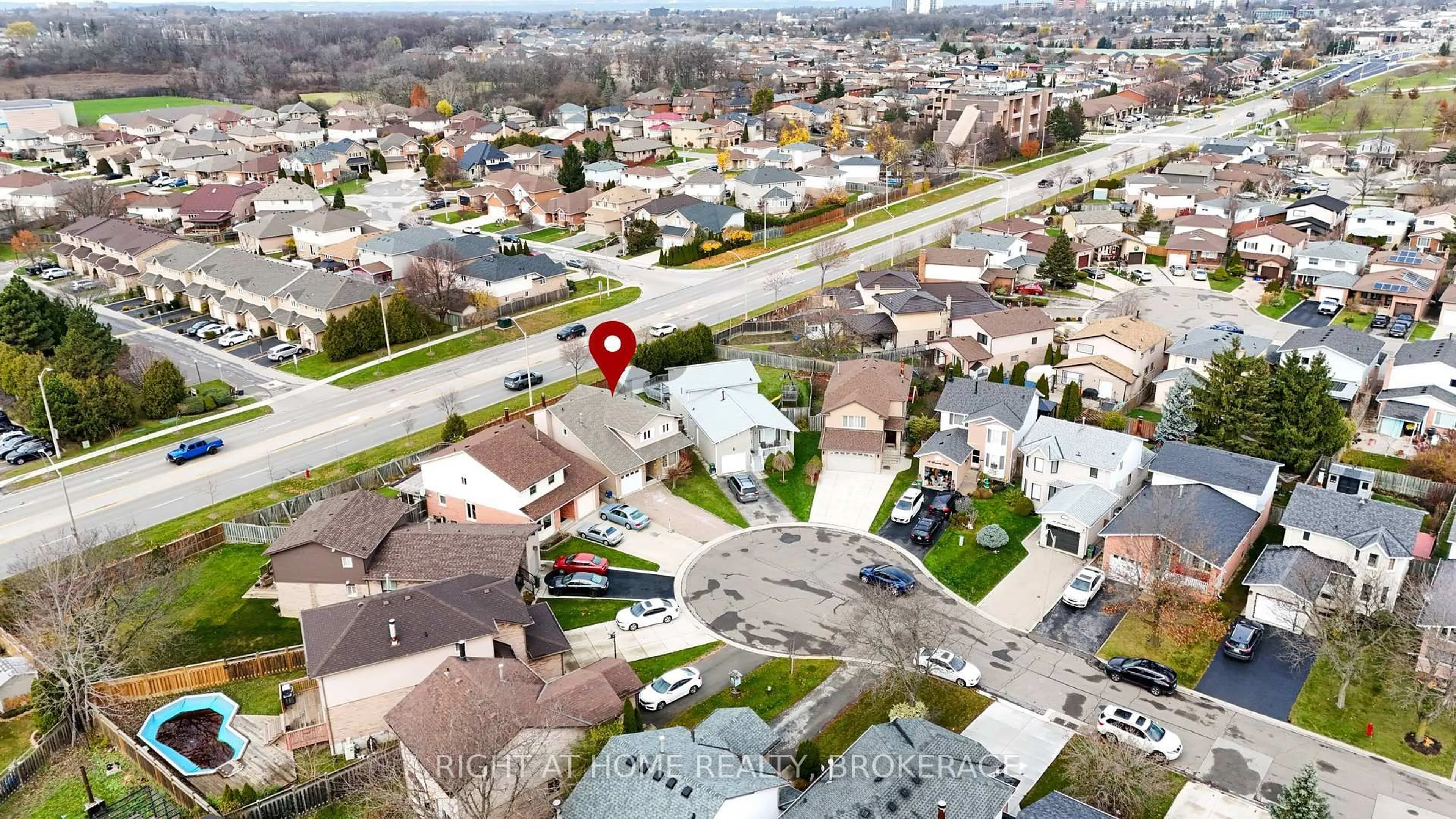 A pic from outside/outdoor area/front of a property/back of a property/a pic from drone, street for 2 Desantis Crt, Hamilton Ontario L8W 3A9