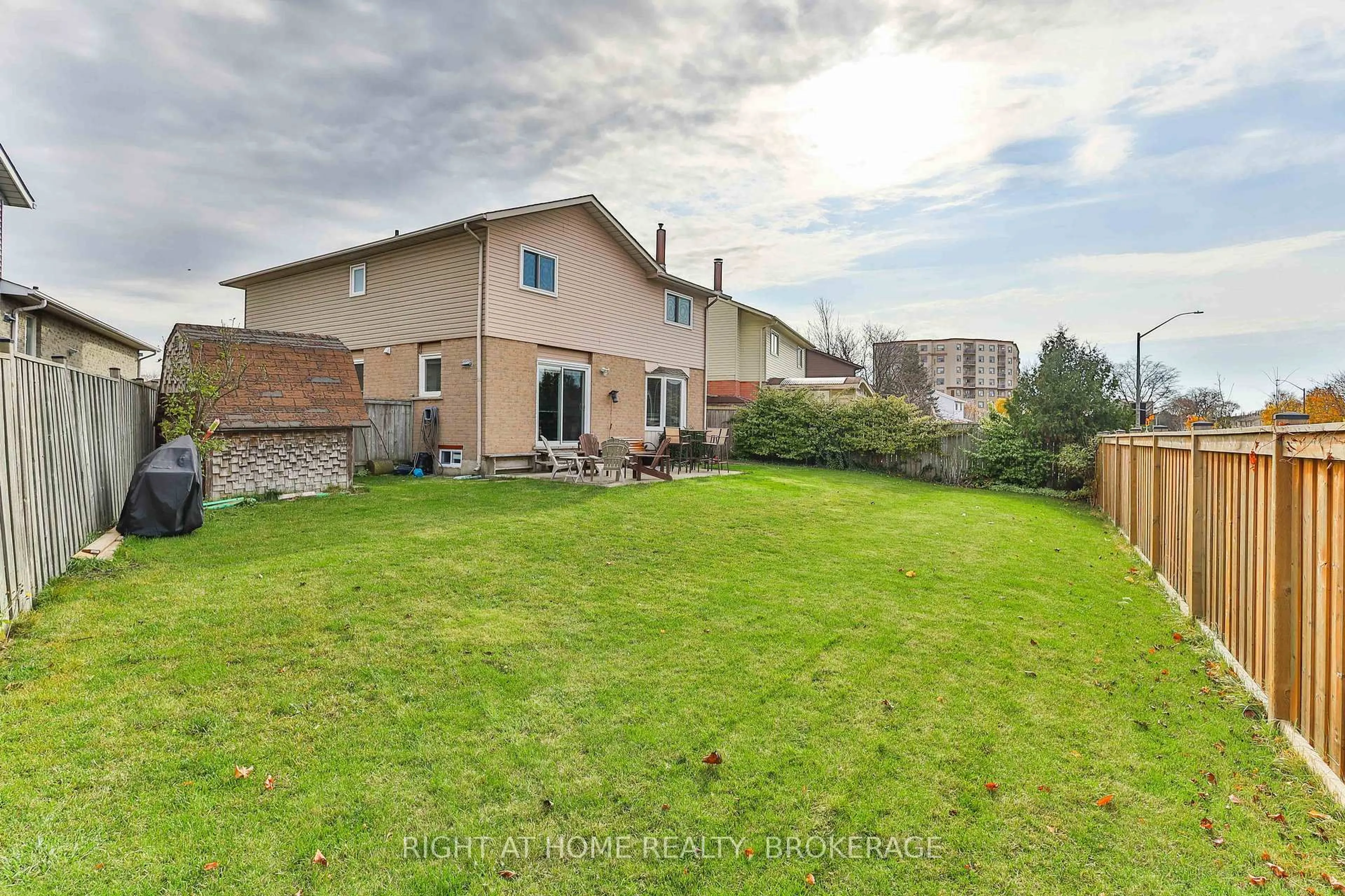 A pic from outside/outdoor area/front of a property/back of a property/a pic from drone, unknown for 2 Desantis Crt, Hamilton Ontario L8W 3A9