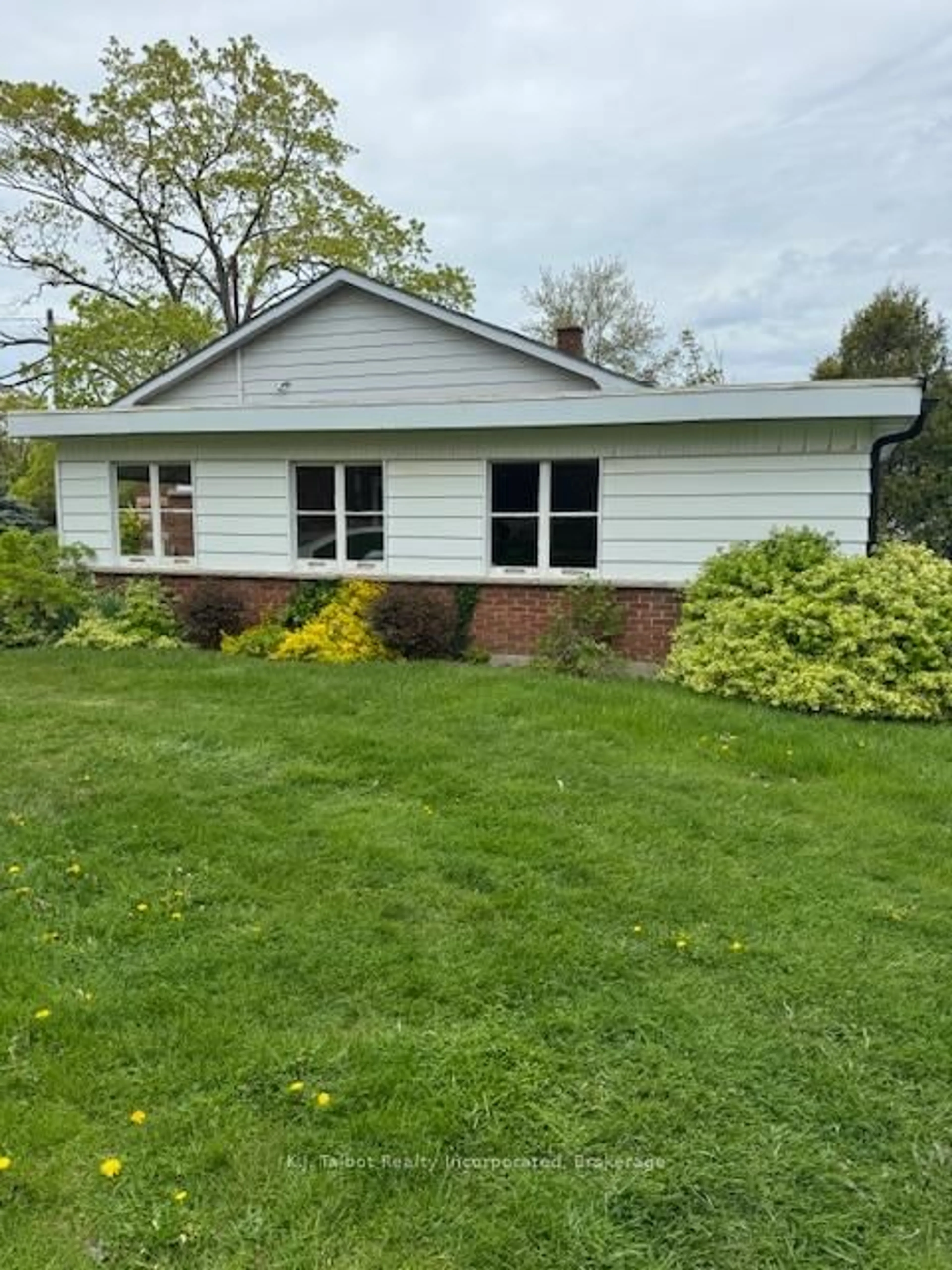 Home with vinyl exterior material, unknown for 24 Main St. S. St, Bluewater Ontario N0M 1G0