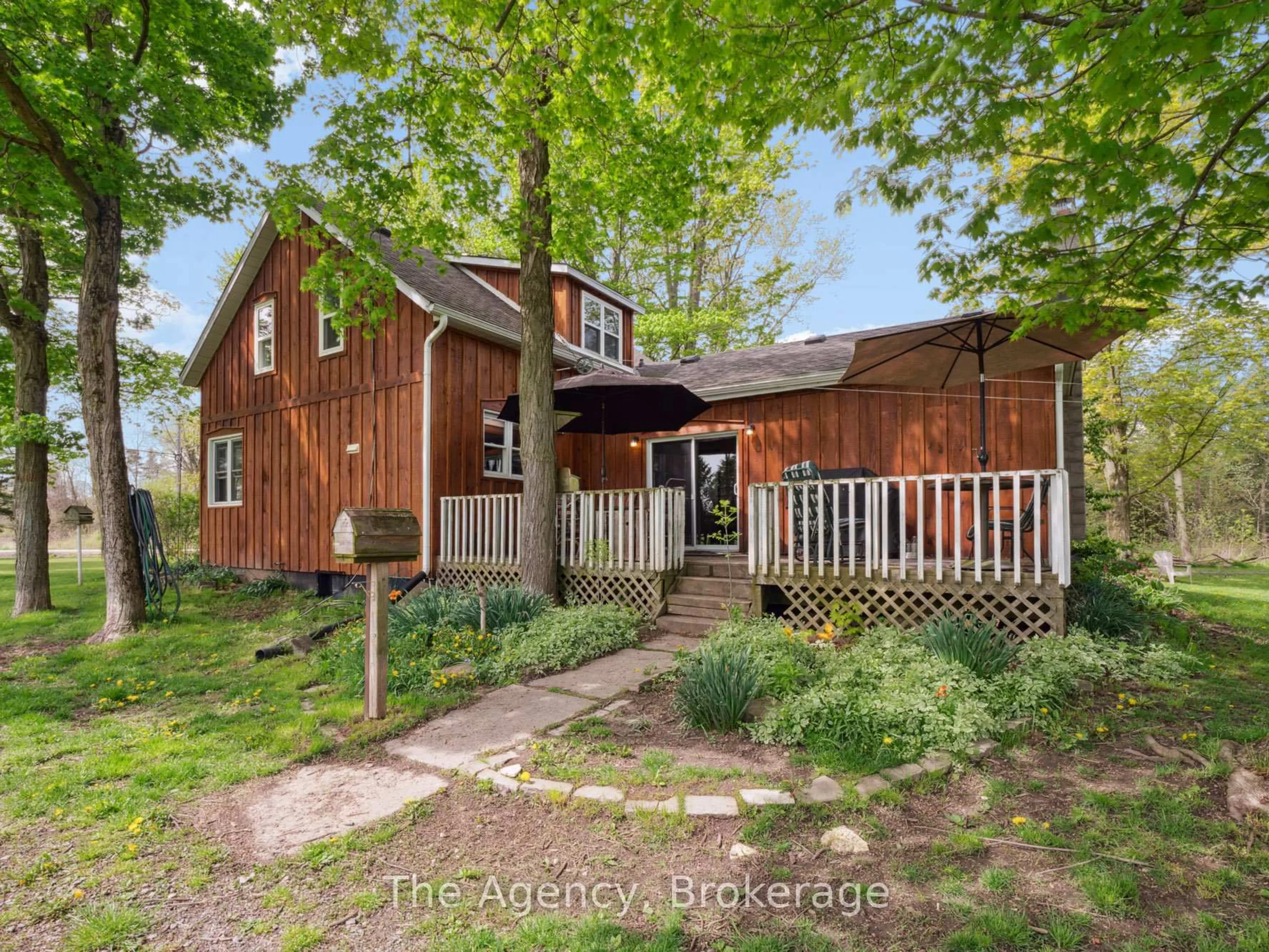 A pic from outside/outdoor area/front of a property/back of a property/a pic from drone, street for 83456 Old River Rd, Wainfleet Ontario L0R 2J0