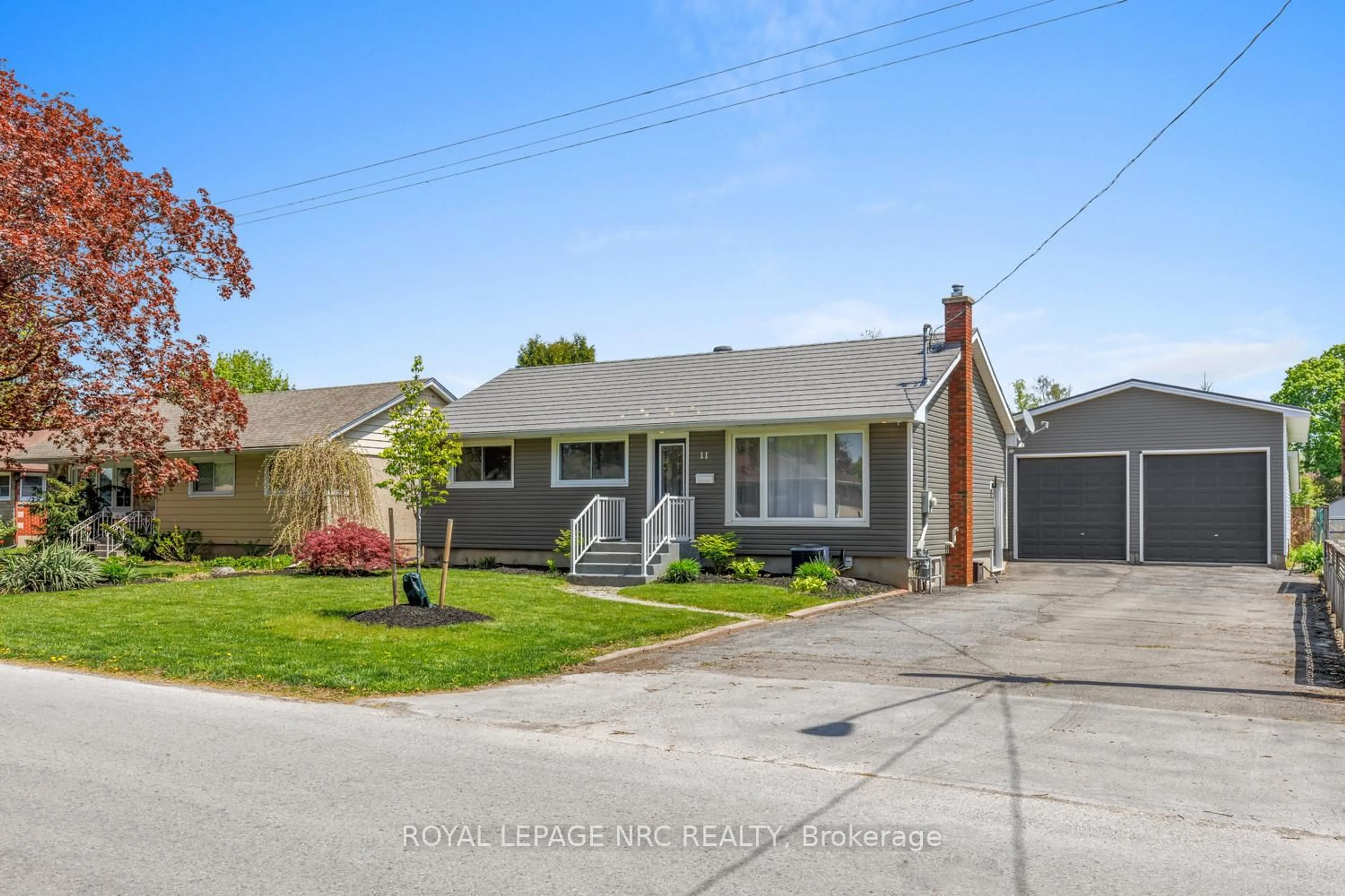 Home with vinyl exterior material, street for 11 Albany Dr, St. Catharines Ontario L2N 3T4