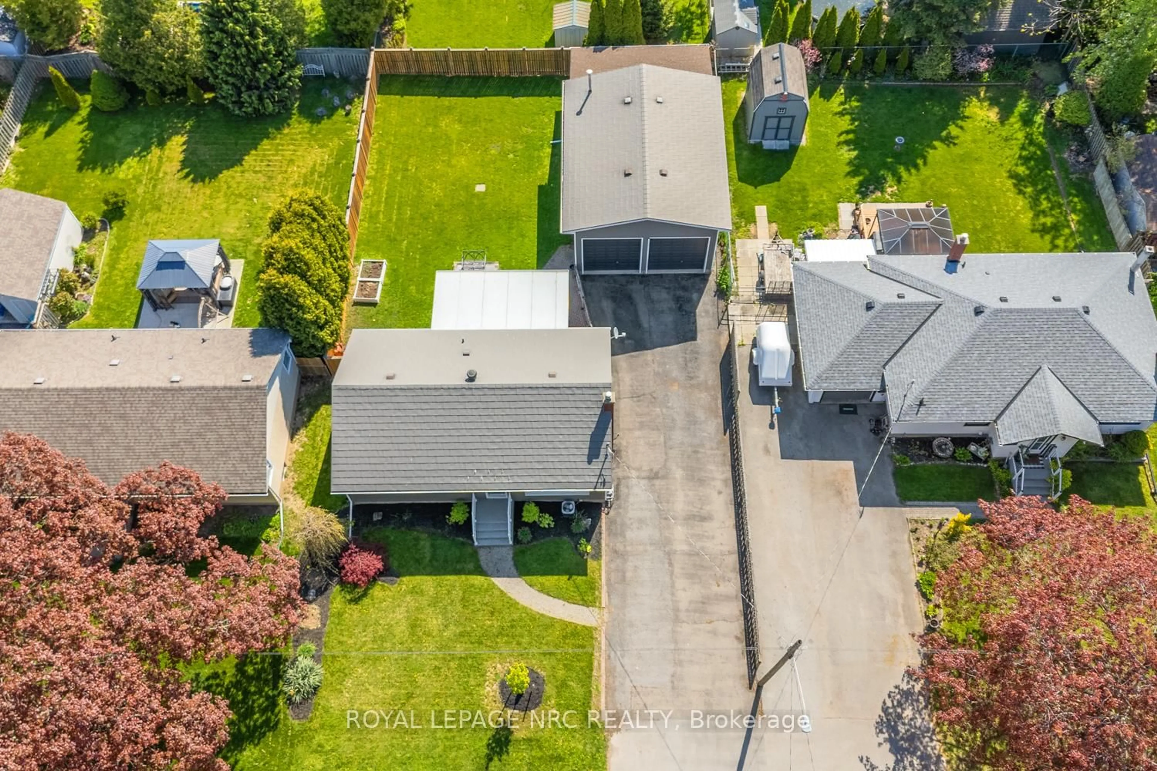 A pic from outside/outdoor area/front of a property/back of a property/a pic from drone, street for 11 Albany Dr, St. Catharines Ontario L2N 3T4