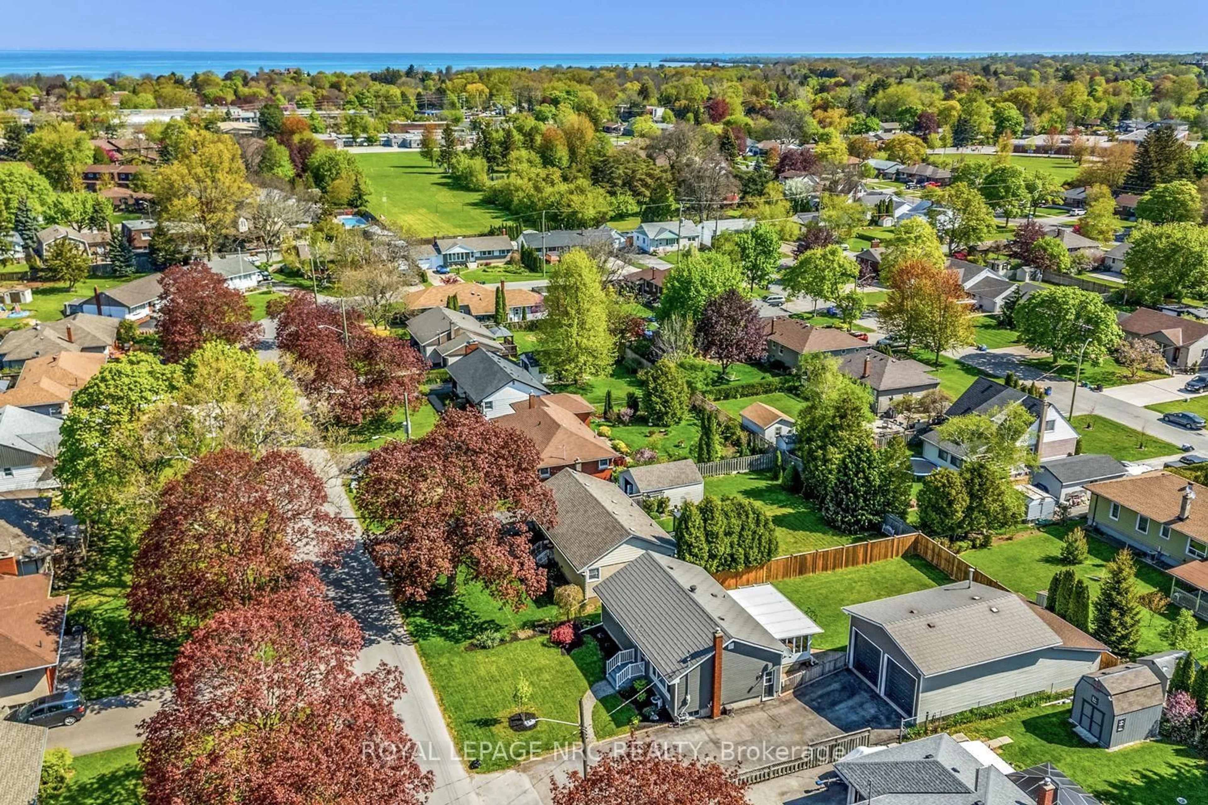 A pic from outside/outdoor area/front of a property/back of a property/a pic from drone, street for 11 Albany Dr, St. Catharines Ontario L2N 3T4