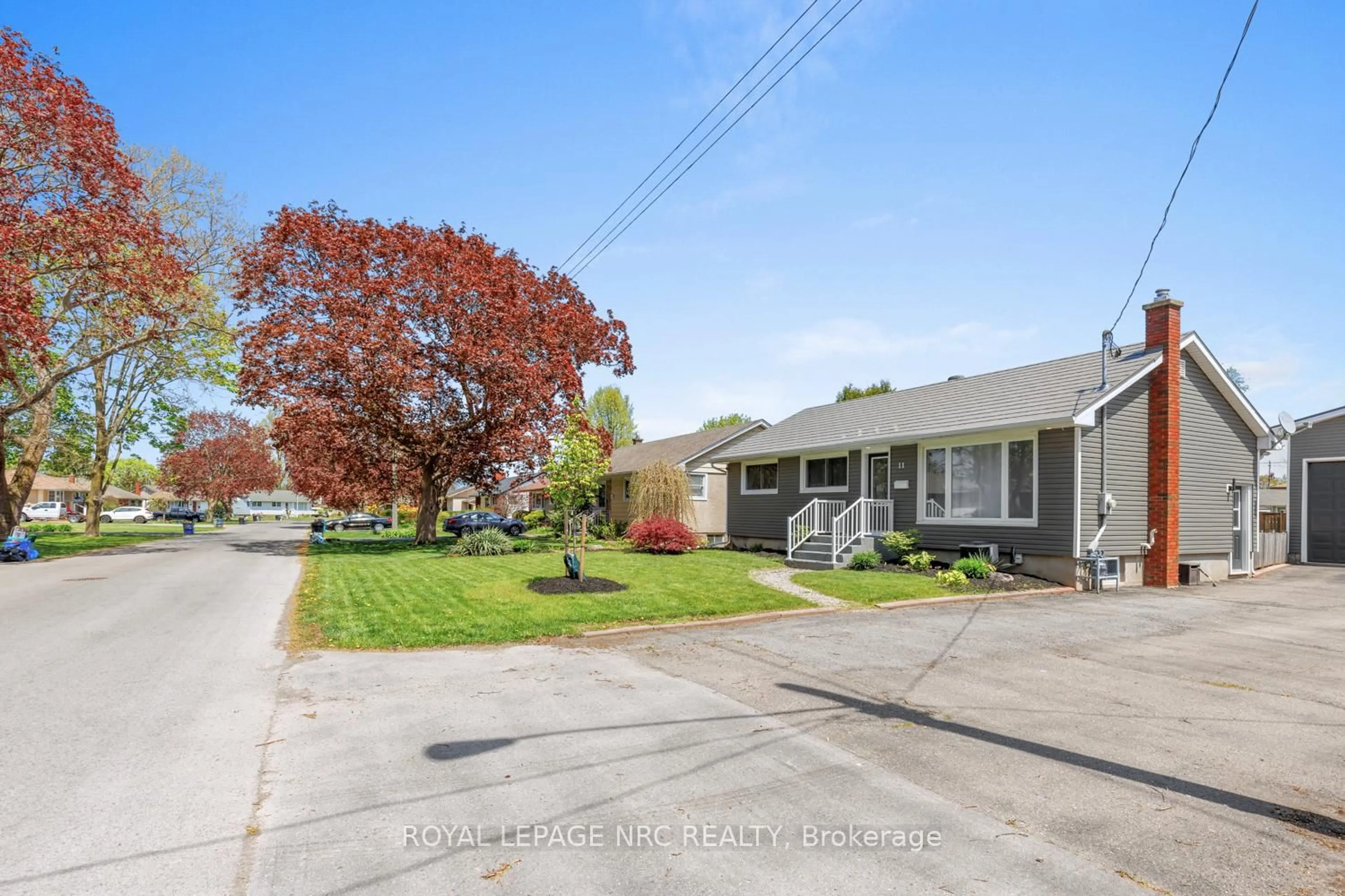A pic from outside/outdoor area/front of a property/back of a property/a pic from drone, street for 11 Albany Dr, St. Catharines Ontario L2N 3T4