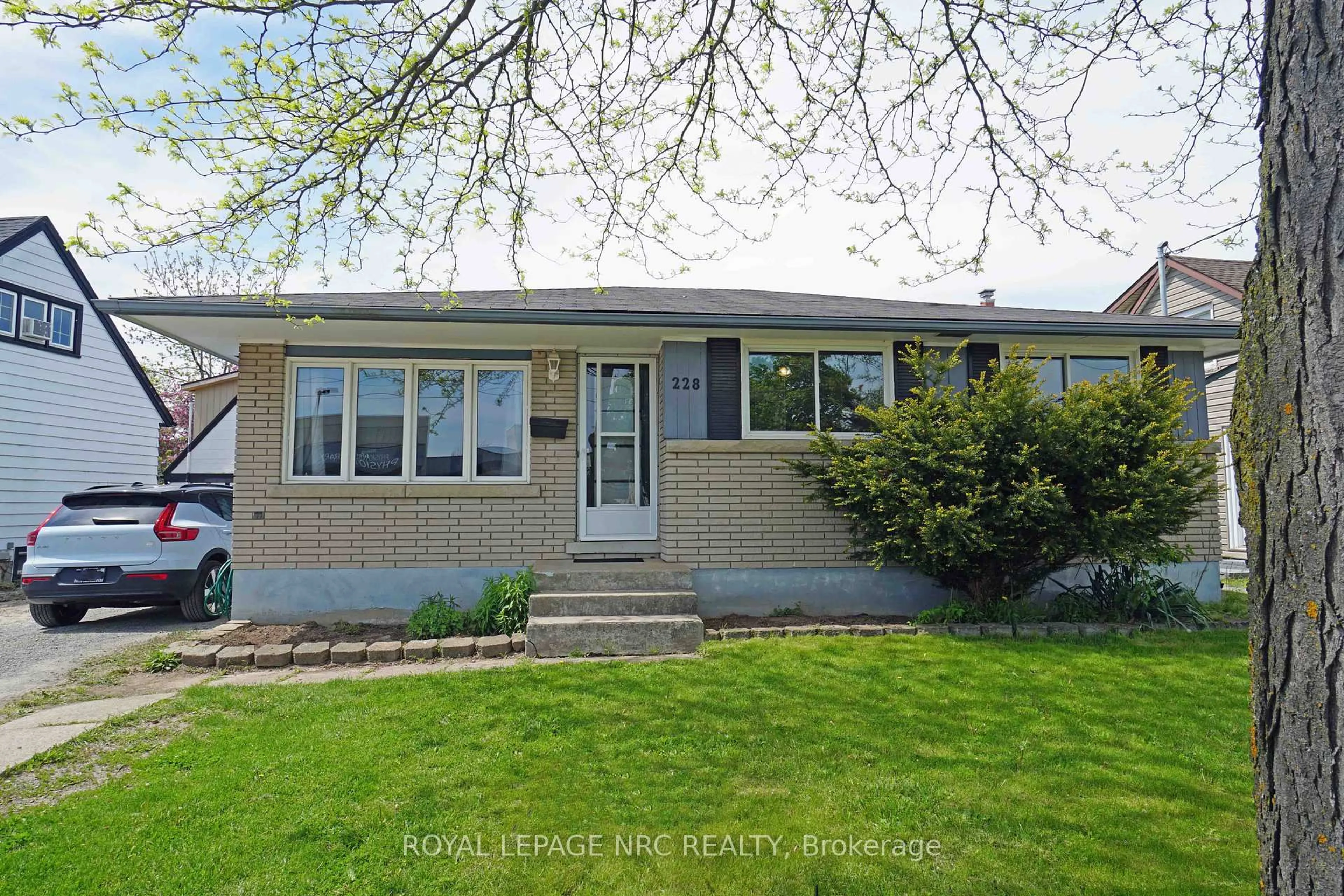 Home with vinyl exterior material, street for 228 Pelham Rd, St. Catharines Ontario L2S 1X6