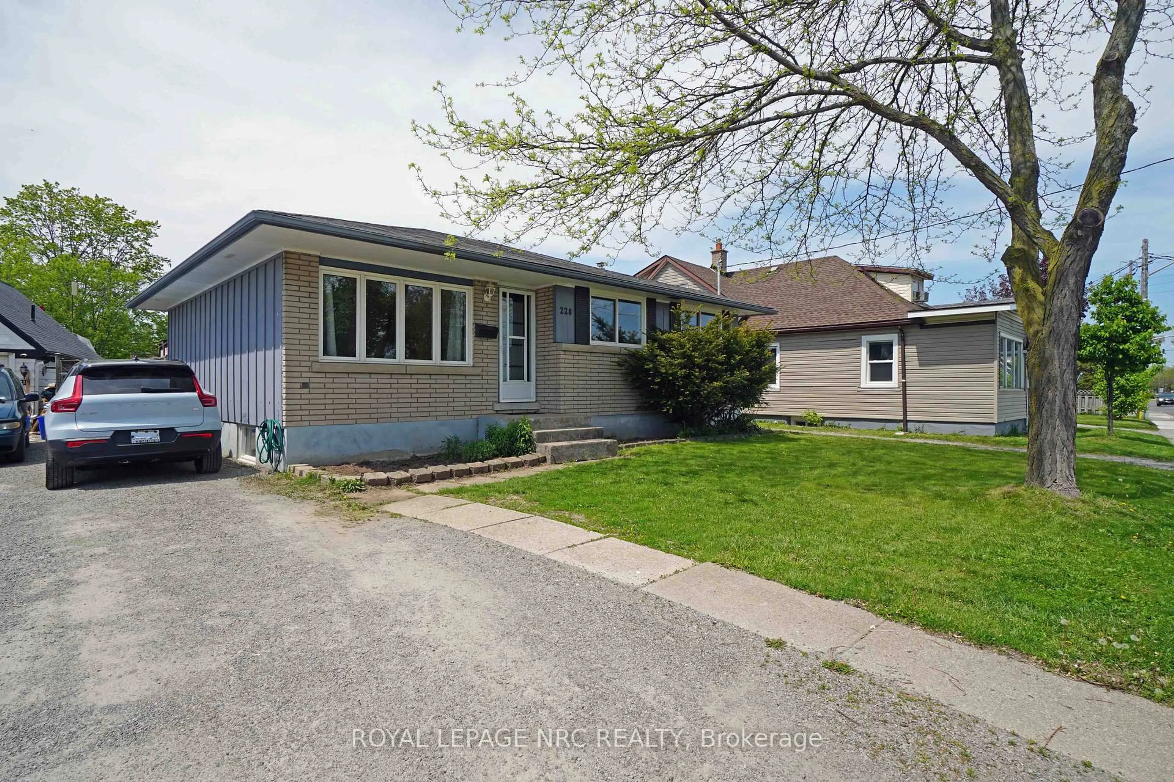 Home with vinyl exterior material, street for 228 Pelham Rd, St. Catharines Ontario L2S 1X6