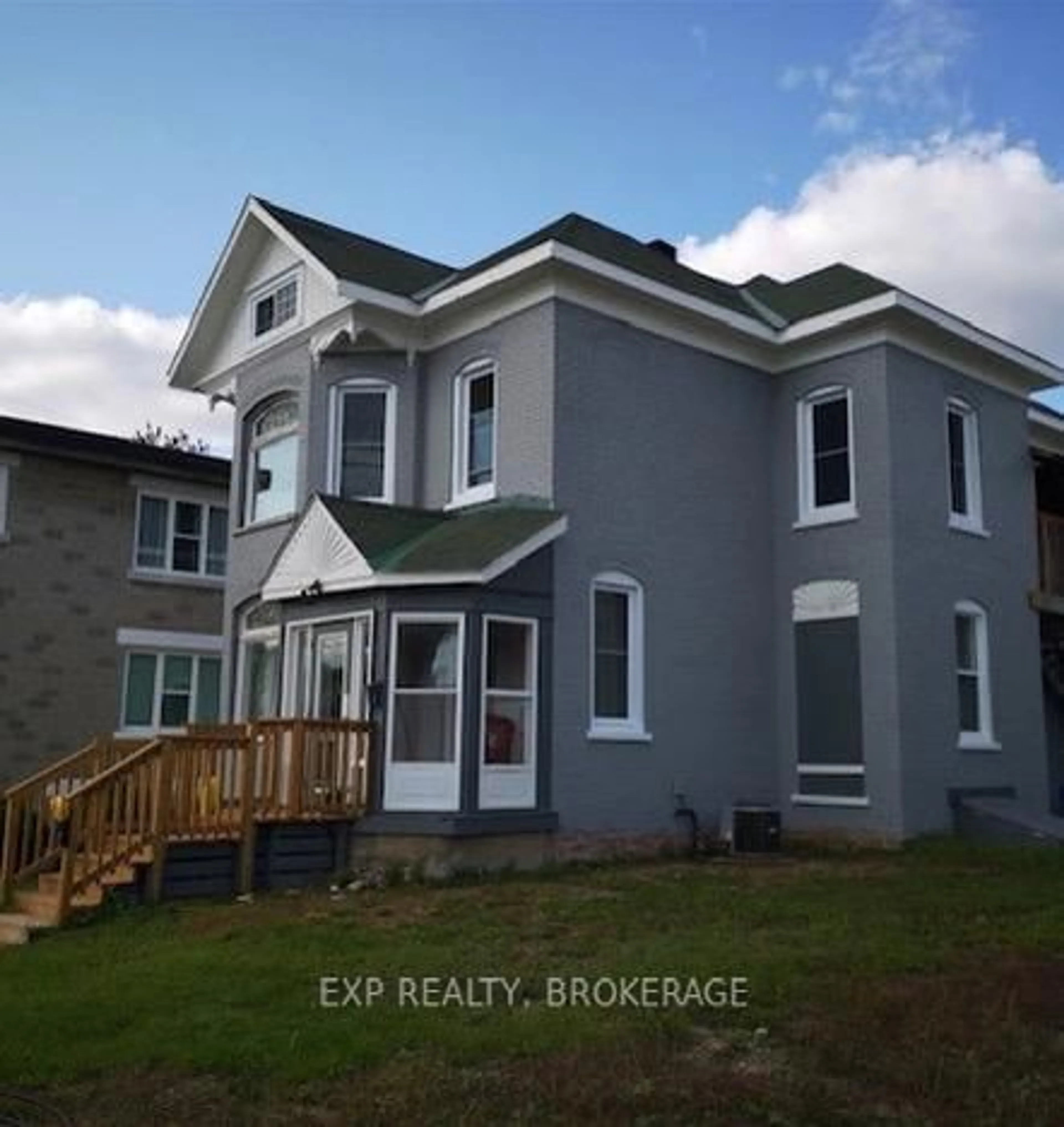 Home with vinyl exterior material, building for 14 William St, Smiths Falls Ontario K7A 1M9