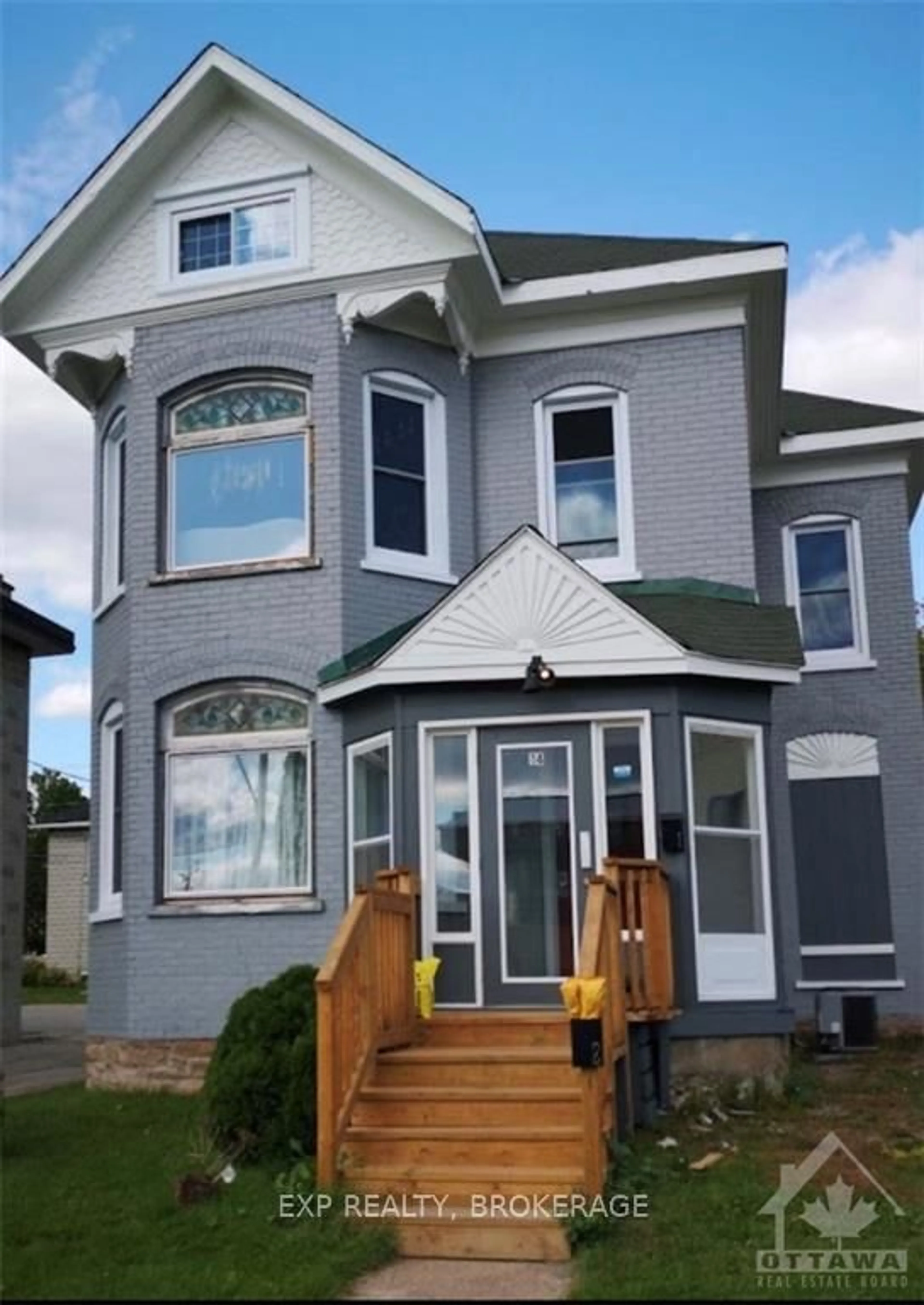 Home with vinyl exterior material, building for 14 William St, Smiths Falls Ontario K7A 1M9