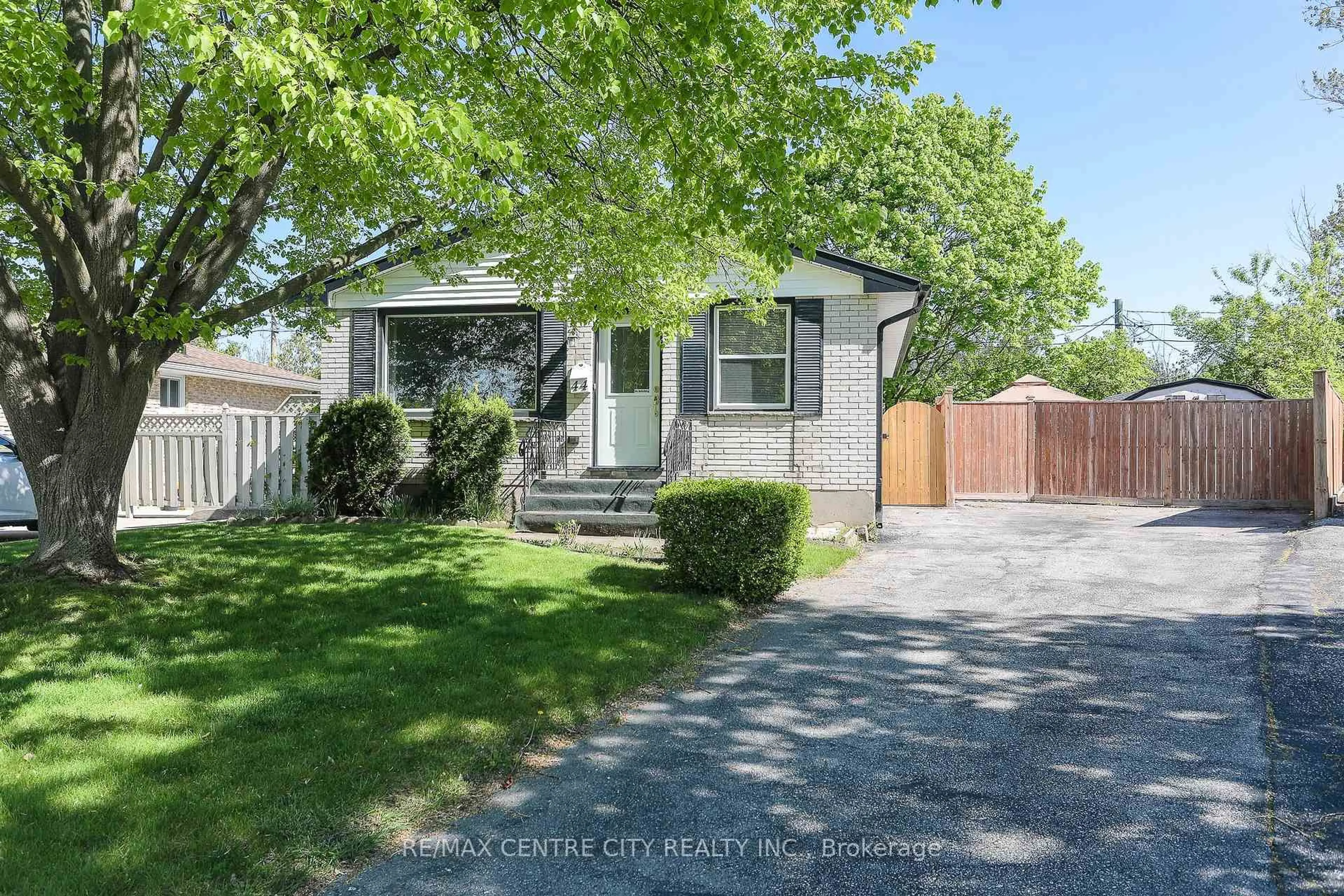Home with vinyl exterior material, street for 44 Sparta St, St. Thomas Ontario N5R 5G9