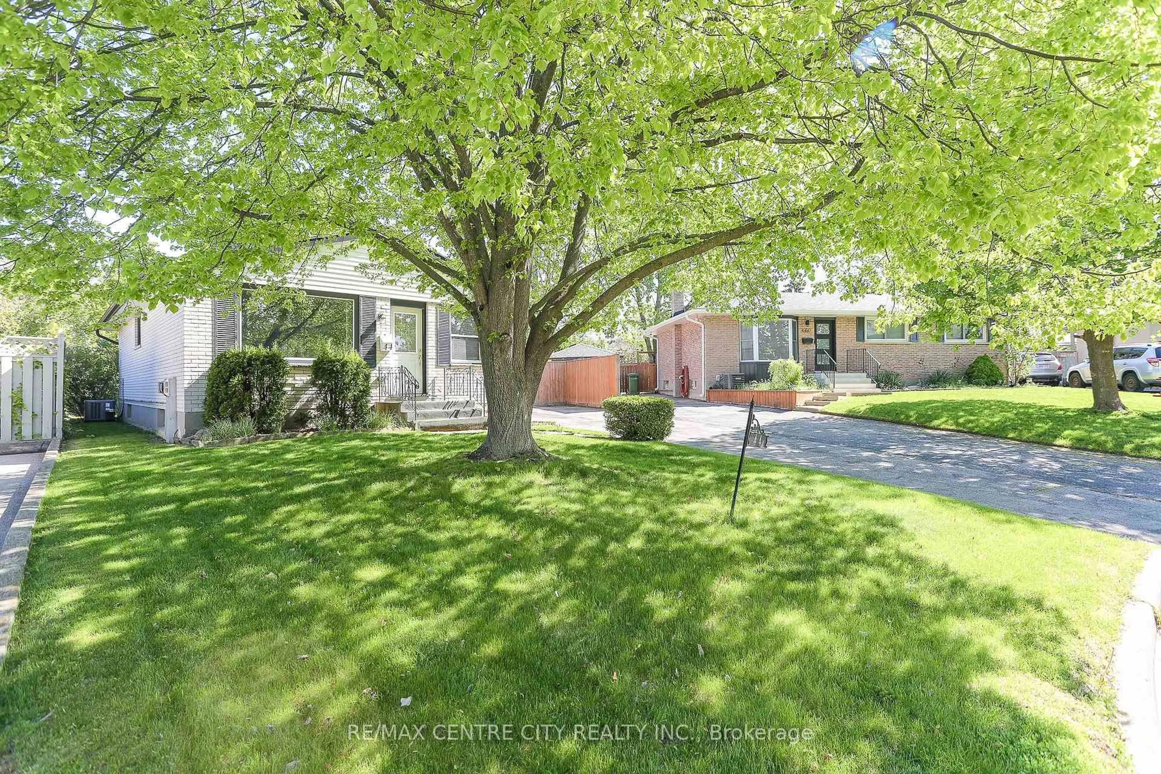 A pic from outside/outdoor area/front of a property/back of a property/a pic from drone, street for 44 Sparta St, St. Thomas Ontario N5R 5G9