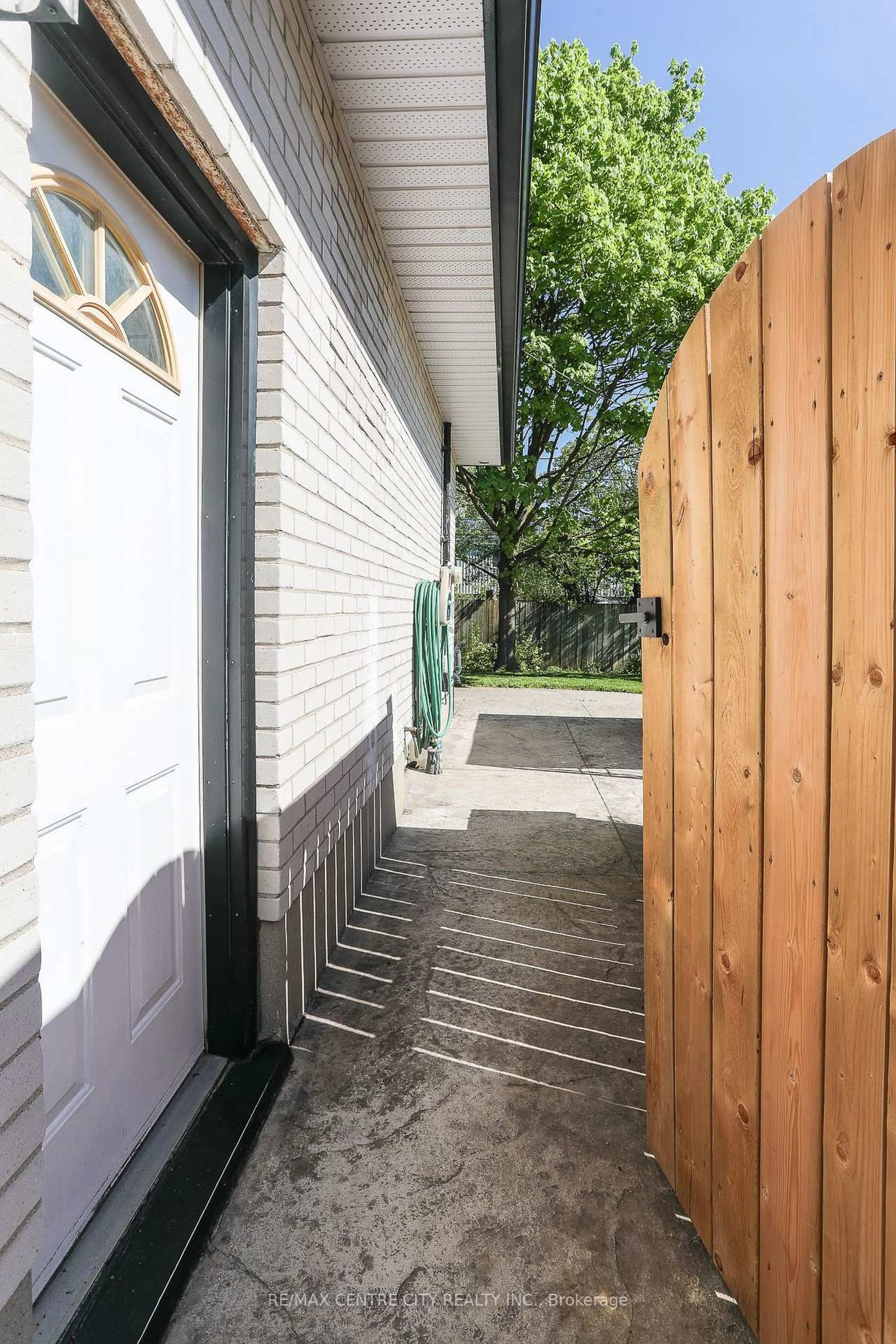 Unknown for 44 Sparta St, St. Thomas Ontario N5R 5G9