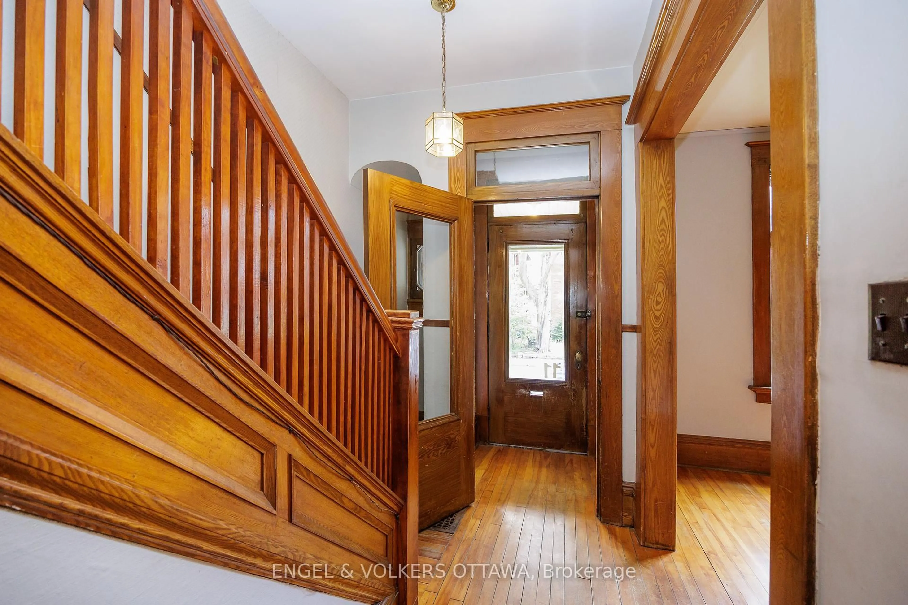 Indoor foyer for 11 Regent St, Ottawa Ontario K1S 2R4