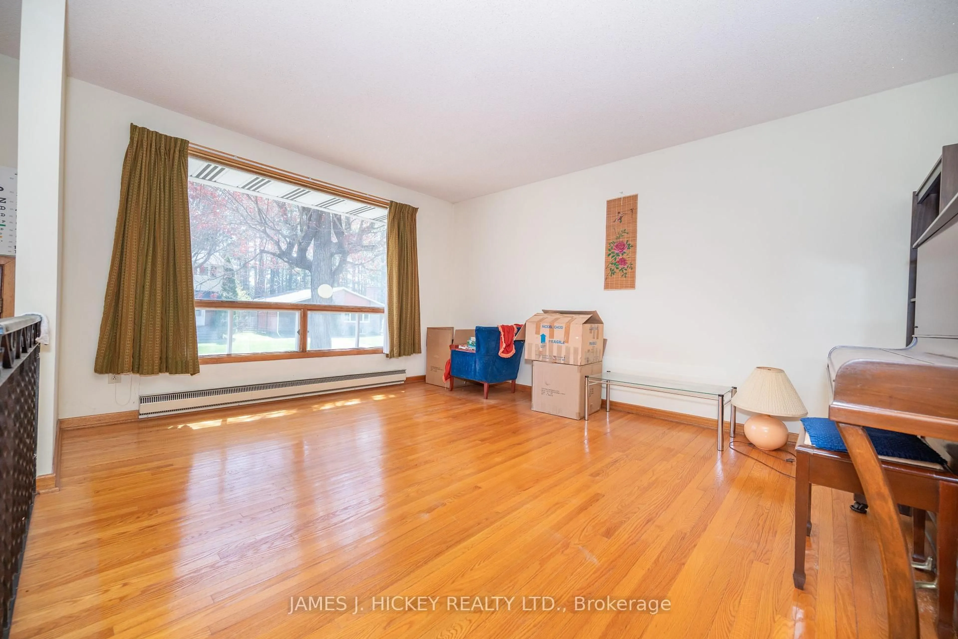 Living room with furniture, wood/laminate floor for 5 Hammond Crt, Deep River Ontario K0J 1P0