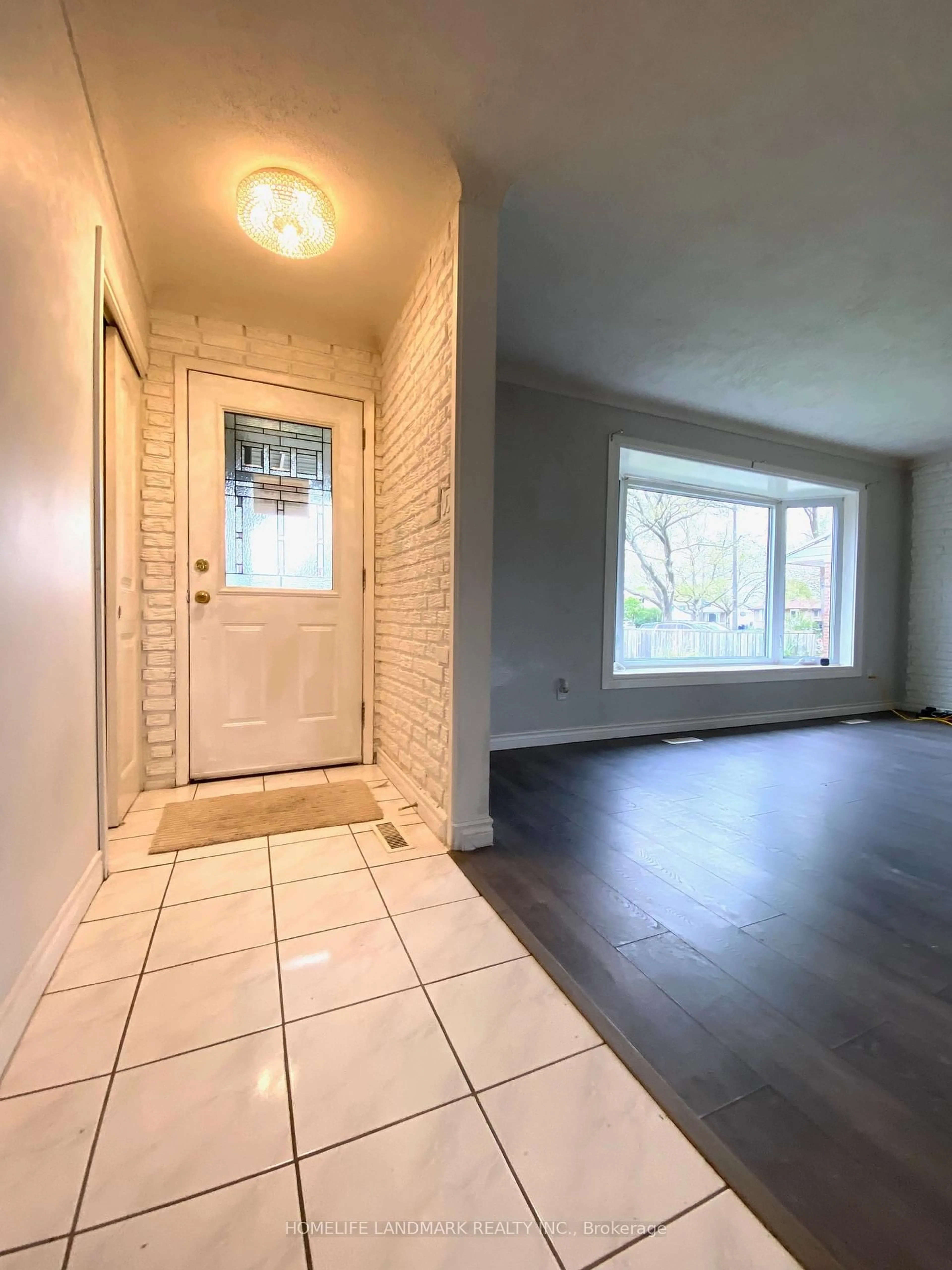 Indoor entryway for 6986 CENTENNIAL St, Niagara Falls Ontario L2G 2Z1