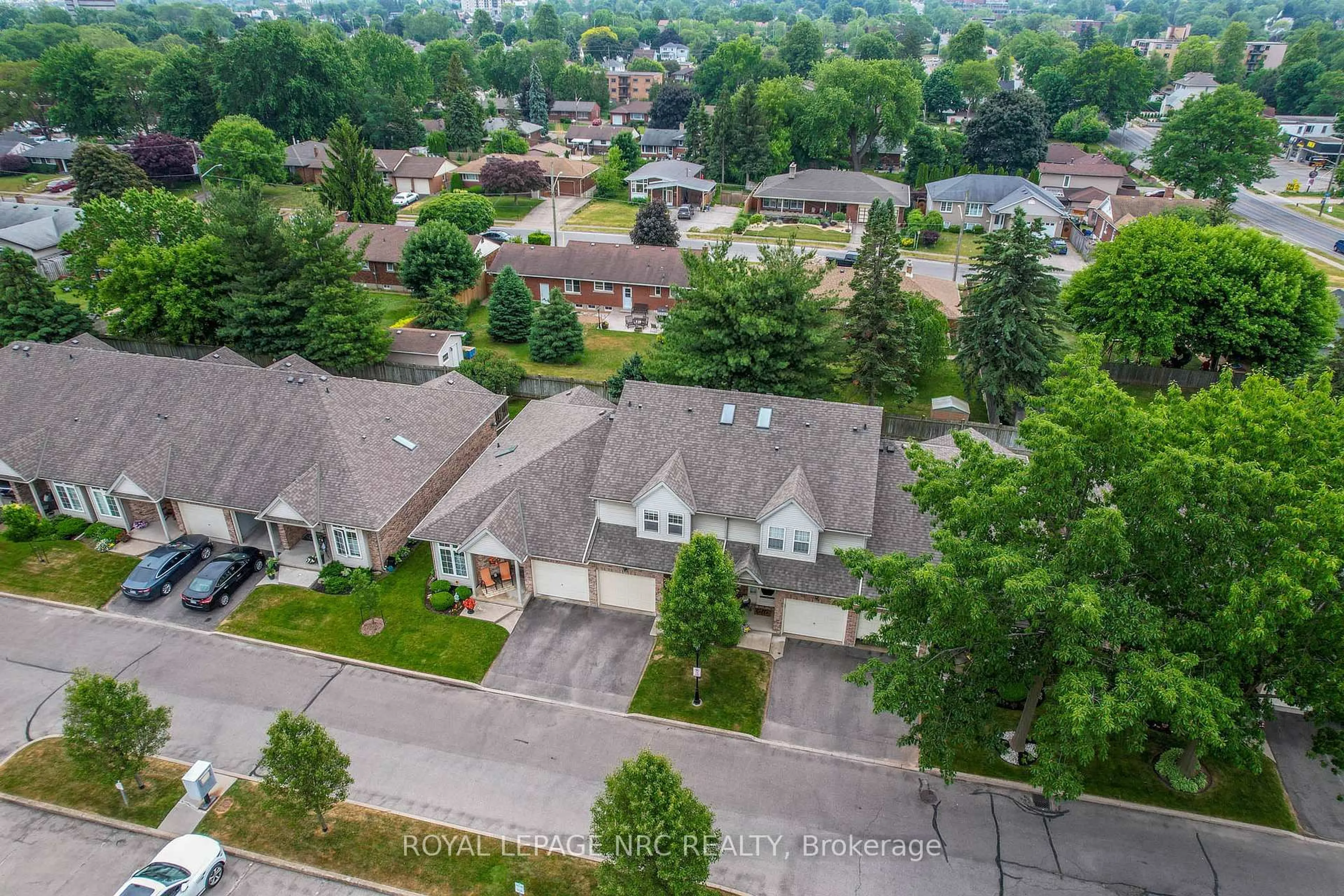 A pic from outside/outdoor area/front of a property/back of a property/a pic from drone, street for 5070 drummond Rd #28, Niagara Falls Ontario L2E 6E4