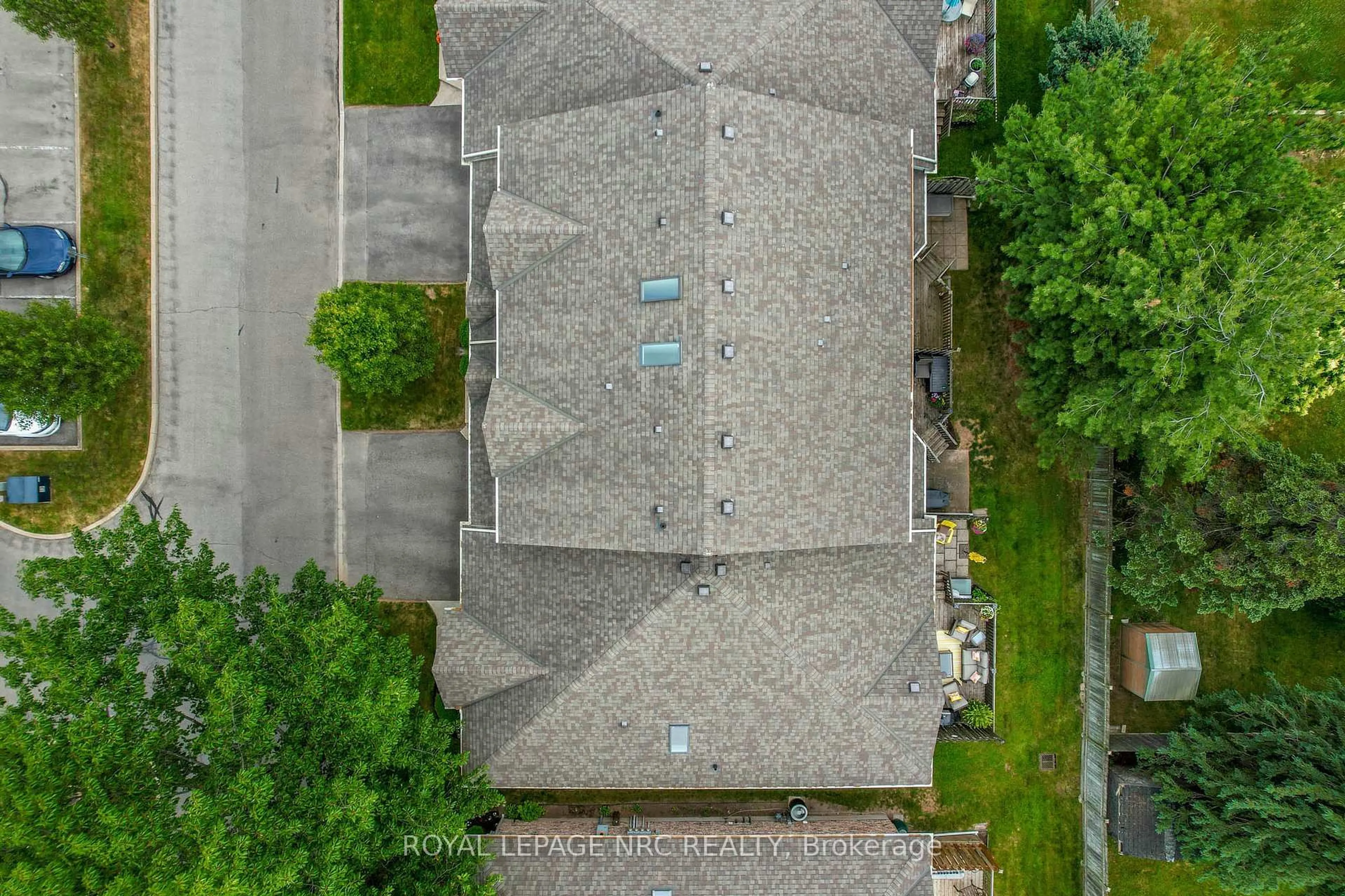 A pic from outside/outdoor area/front of a property/back of a property/a pic from drone, street for 5070 drummond Rd #28, Niagara Falls Ontario L2E 6E4