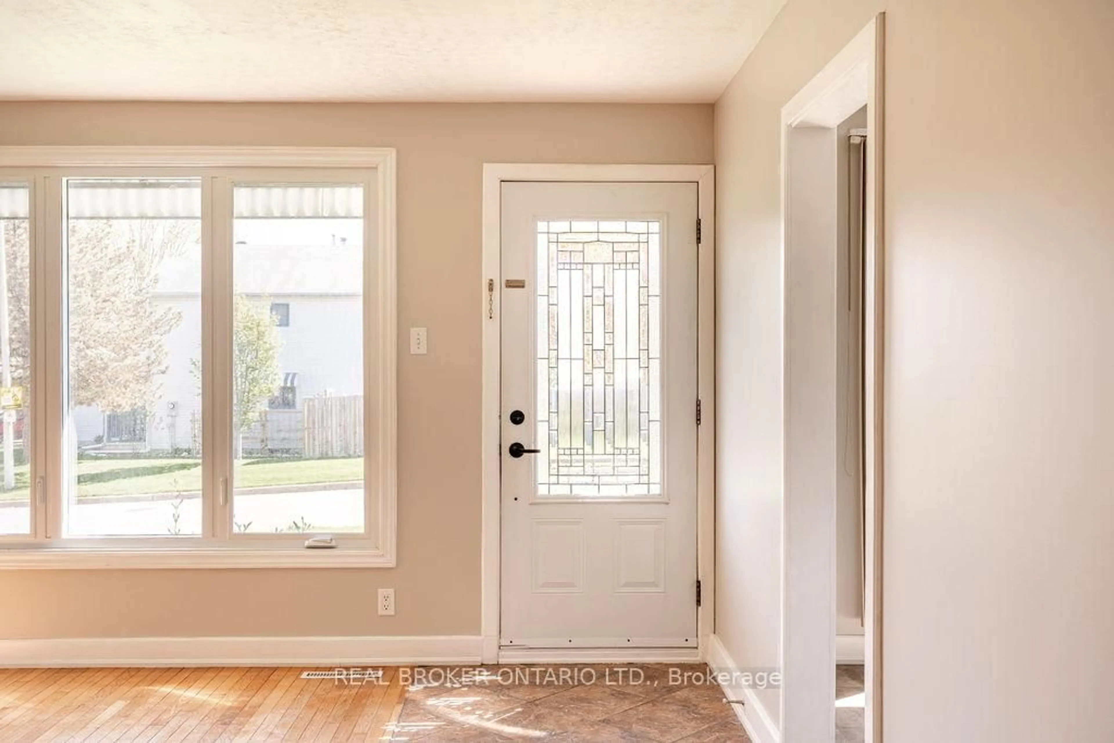 Indoor entryway for 1278 St Jean St, Orleans Ontario K1C 1N6