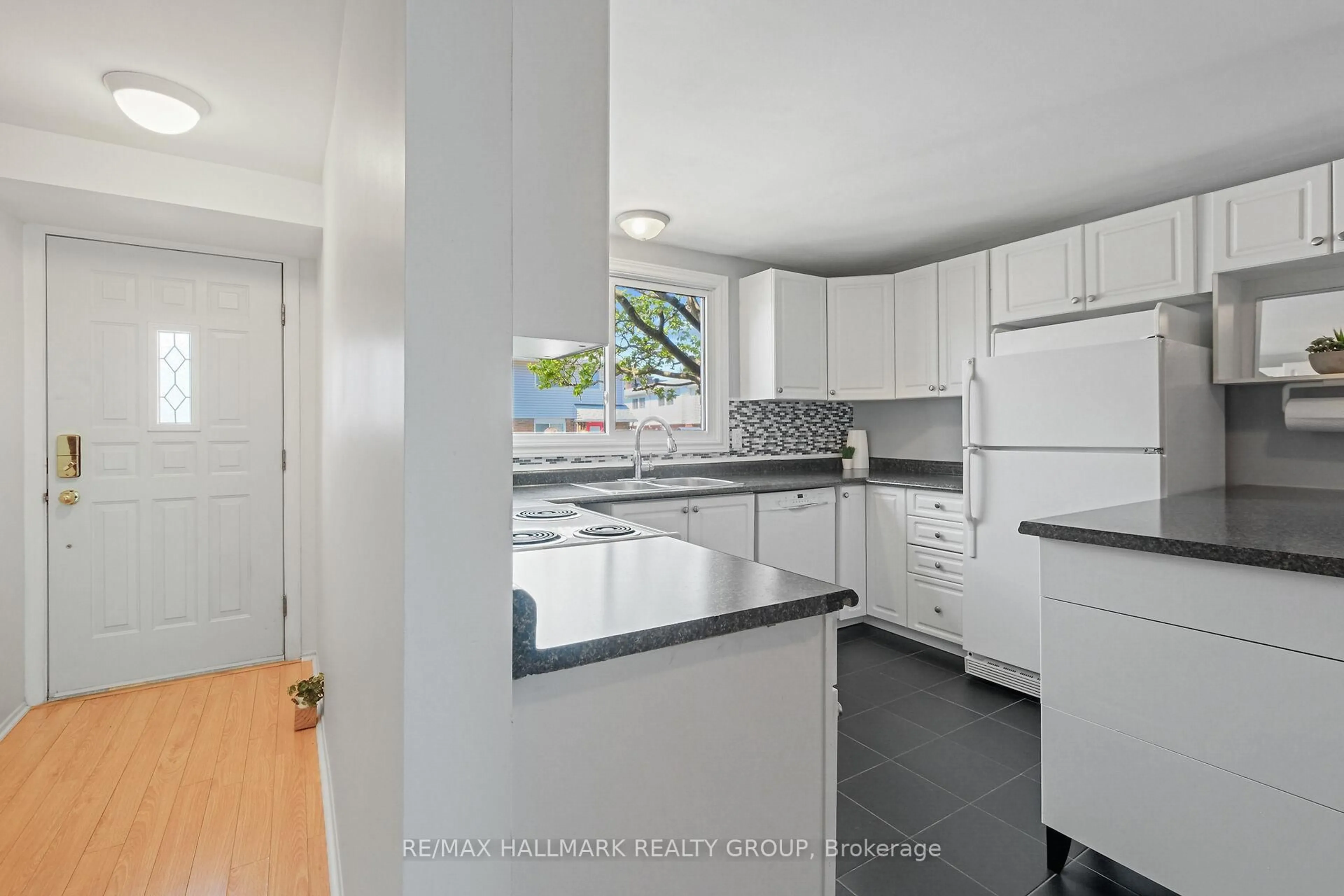 Standard kitchen, ceramic/tile floor for 1468L Heatherington Rd #72, Ottawa Ontario K1V 6S1