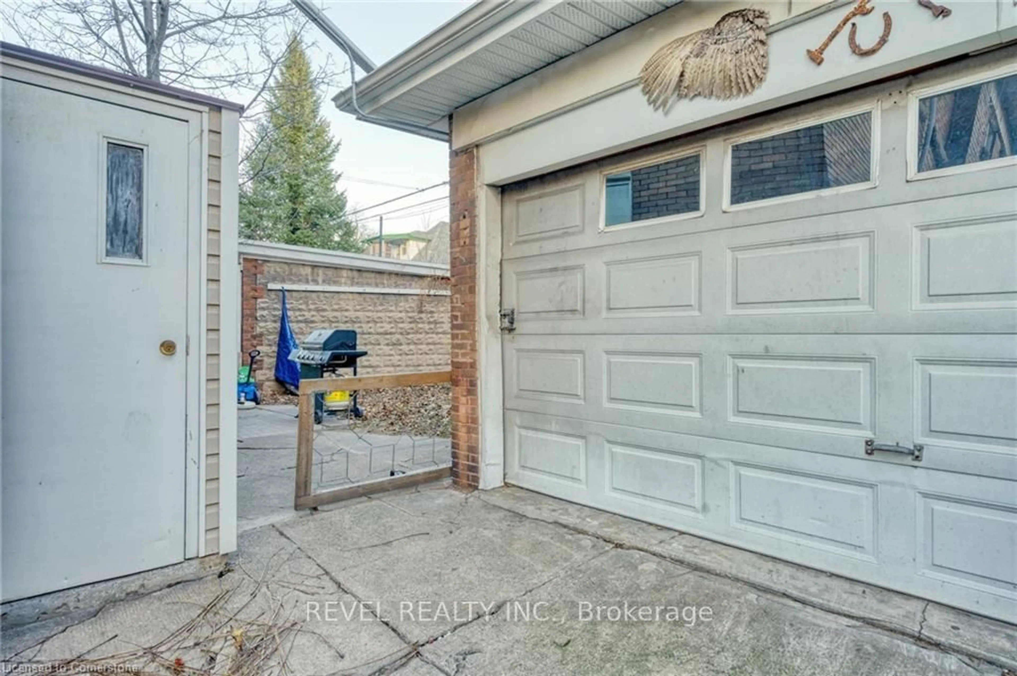 Indoor garage for 93 Barnesdale Blvd, Hamilton Ontario L8M 2V5