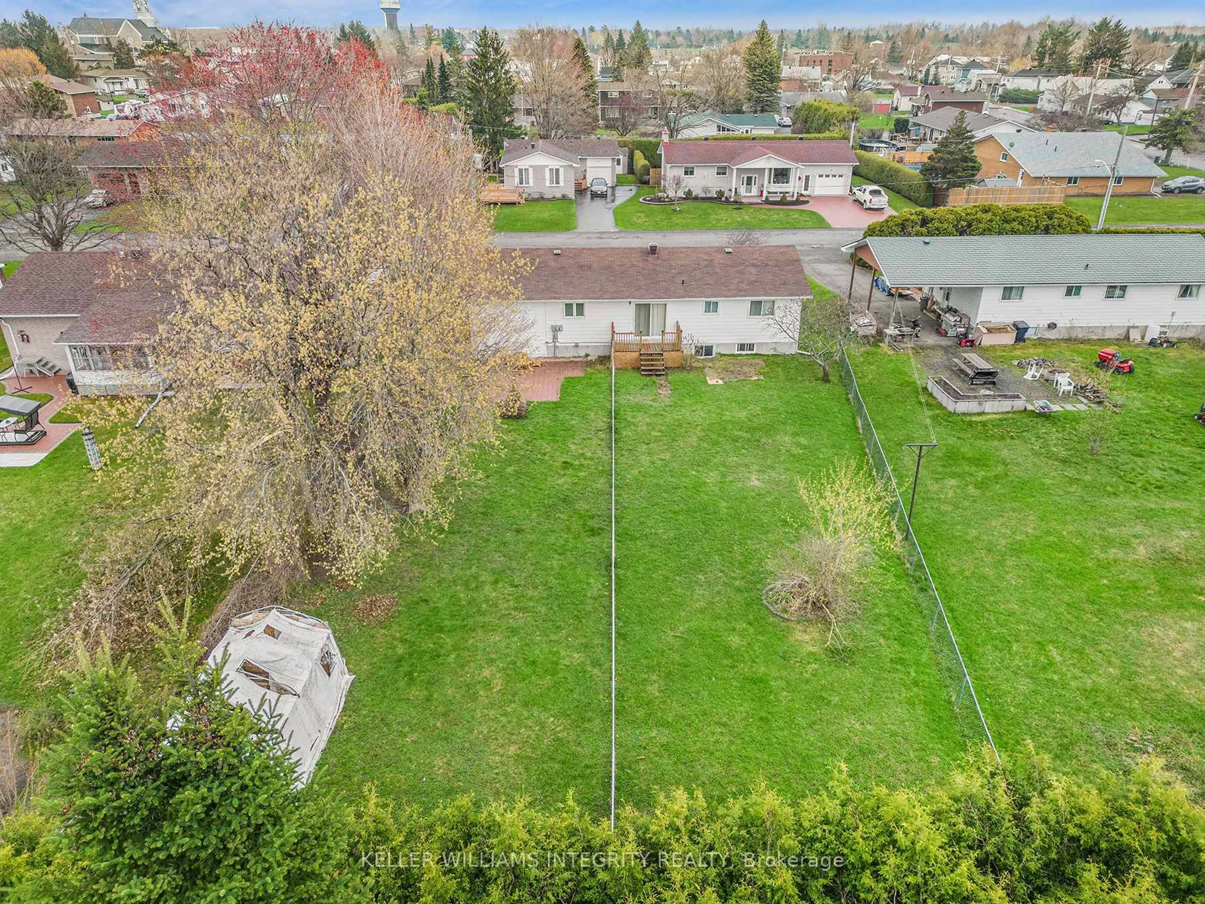 A pic from outside/outdoor area/front of a property/back of a property/a pic from drone, unknown for 22 Dollard St, Russell Ontario K0A 1W0