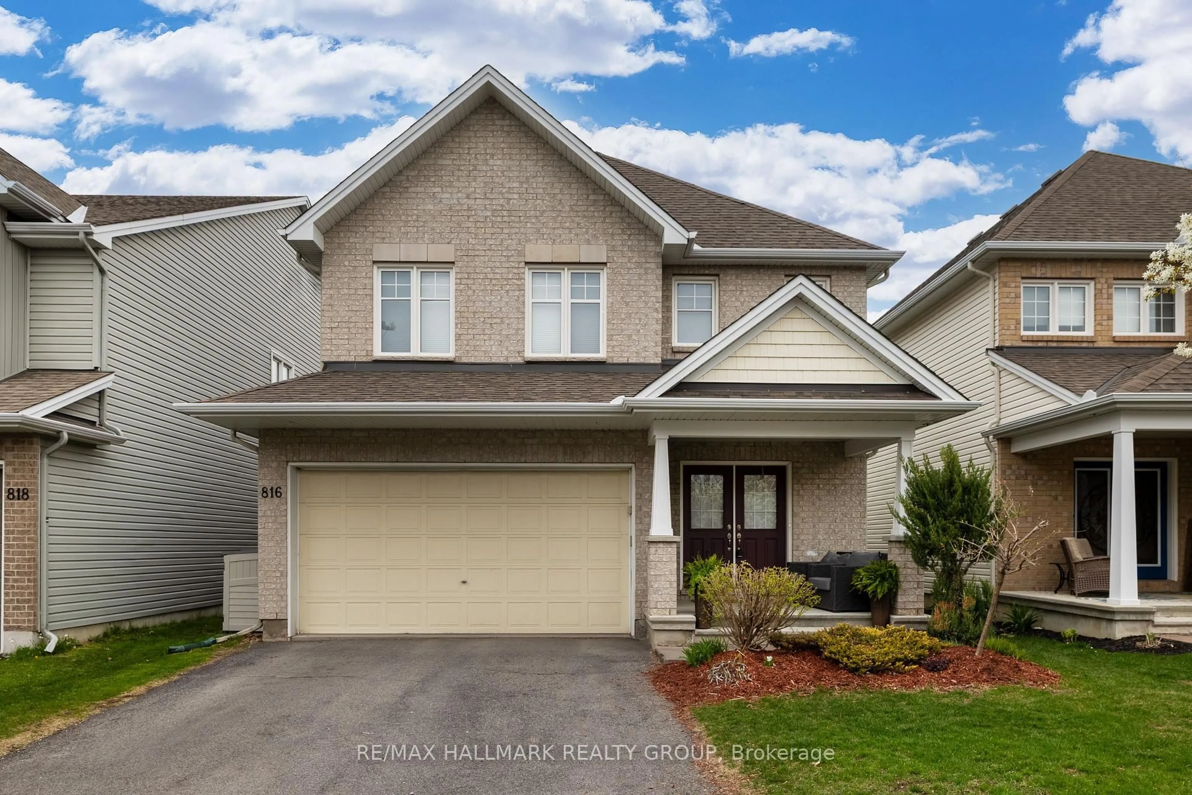Home with vinyl exterior material, street for 816 Slattery's Field St, Ottawa Ontario K1T 0J1