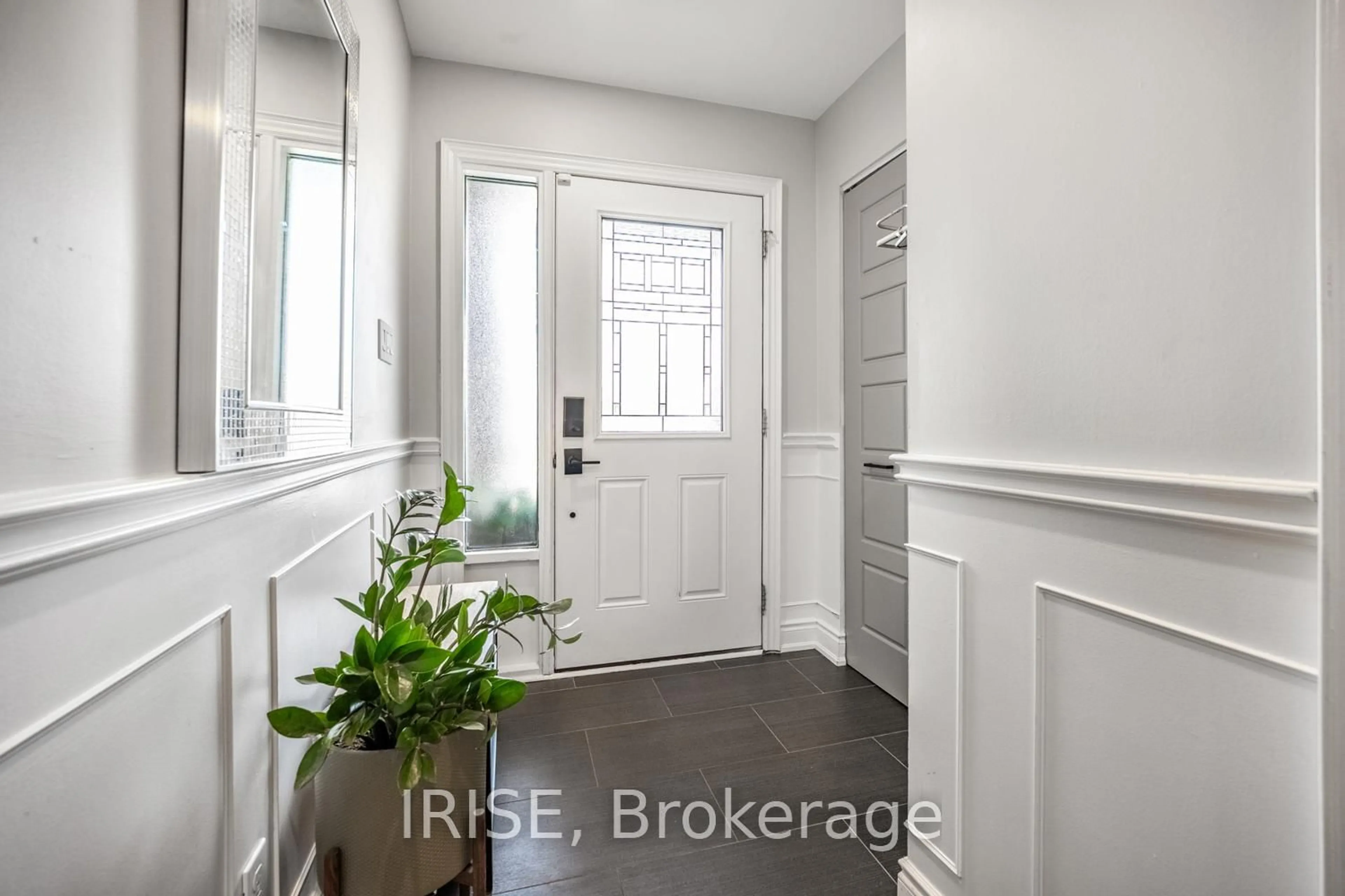 Indoor entryway for 109 THOMAS St, Cambridge Ontario N3C 3C6