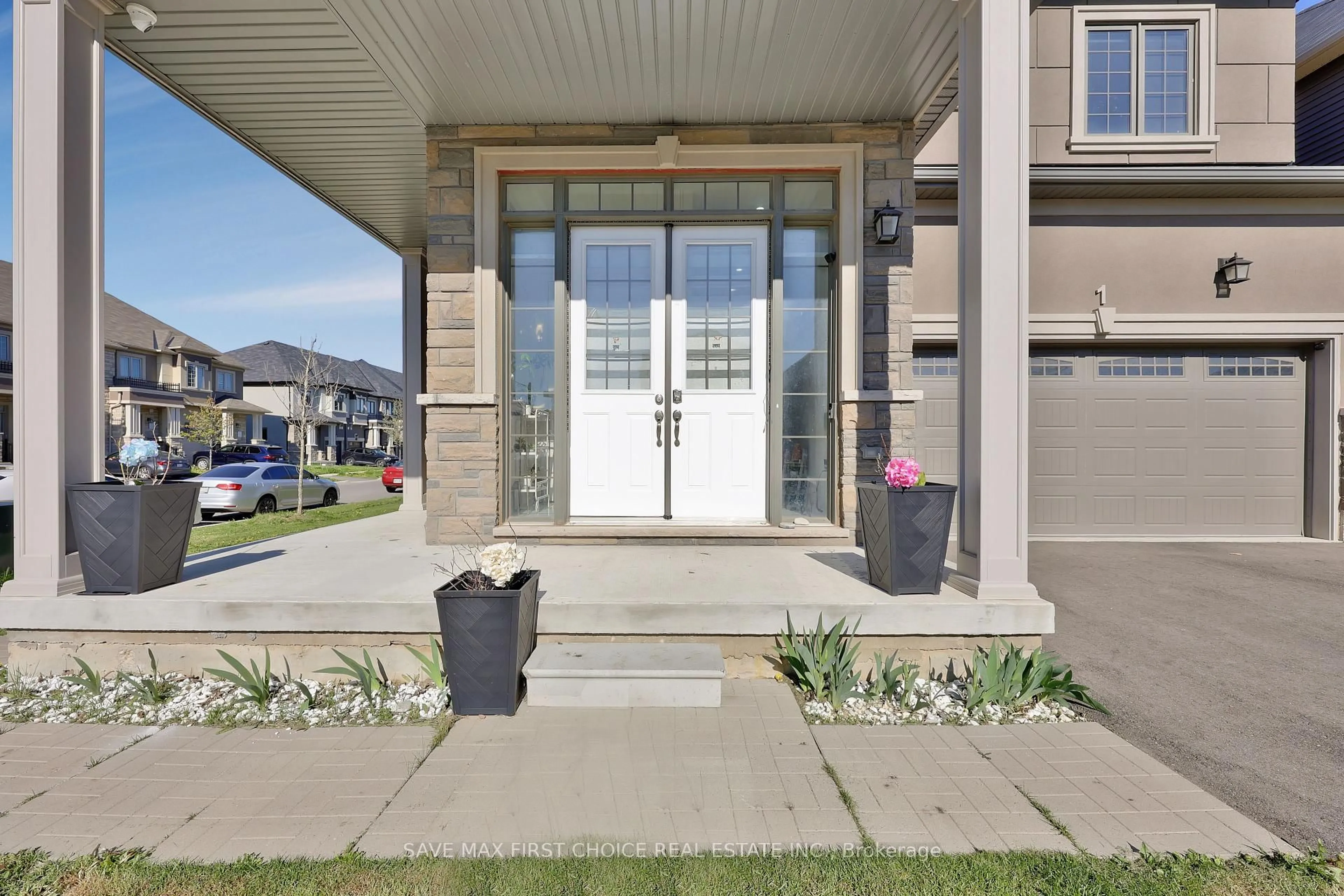 Indoor entryway for 1 Rowley St, Brantford Ontario N3S 0J6