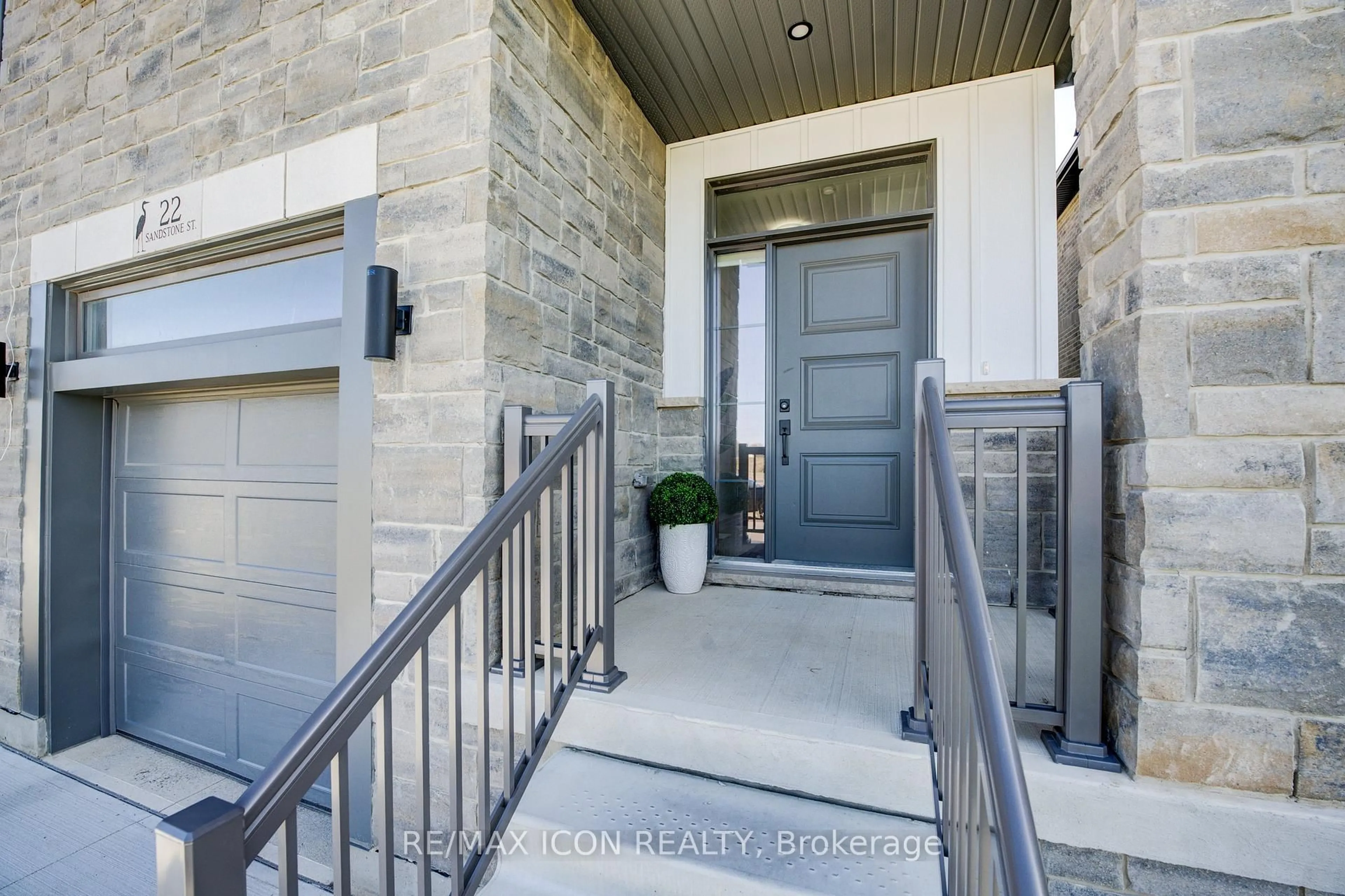 Indoor entryway for 22 Sandstone St, Cambridge Ontario N1S 0E4