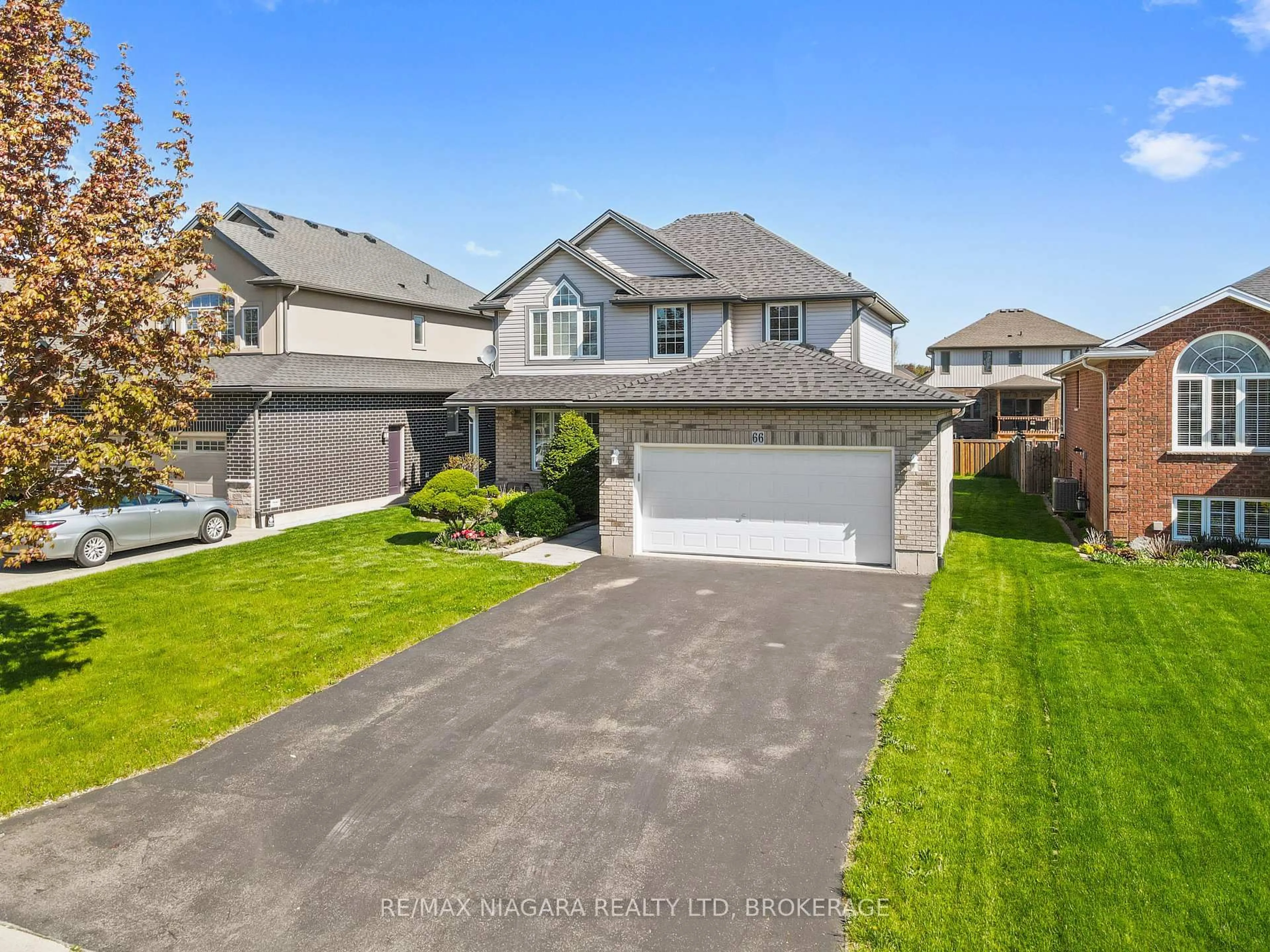 A pic from outside/outdoor area/front of a property/back of a property/a pic from drone, street for 66 Hunter Dr, Welland Ontario L3C 7L6