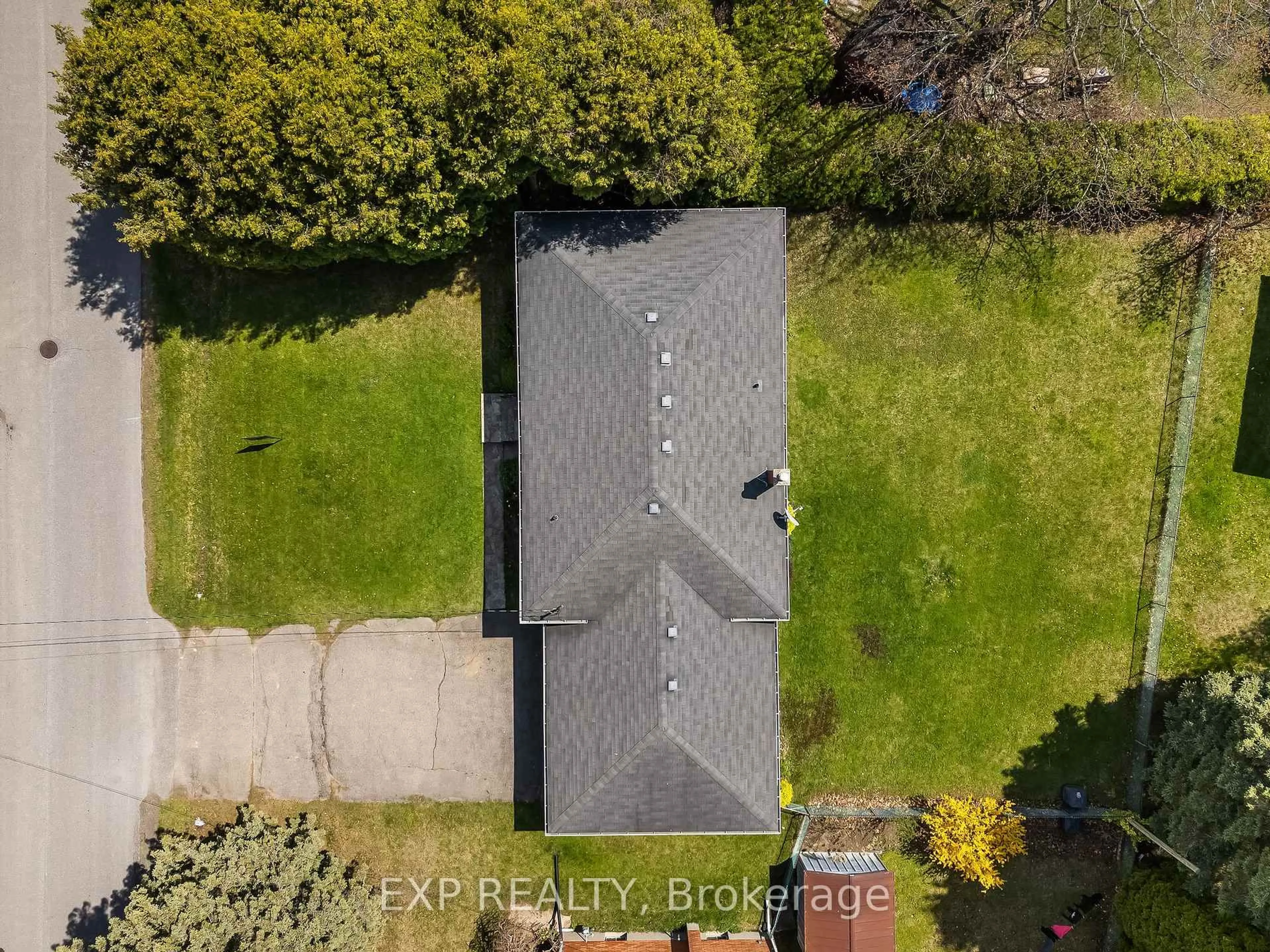 A pic from outside/outdoor area/front of a property/back of a property/a pic from drone, unknown for 1 Heneage St, Port Hope Ontario L1A 3P6
