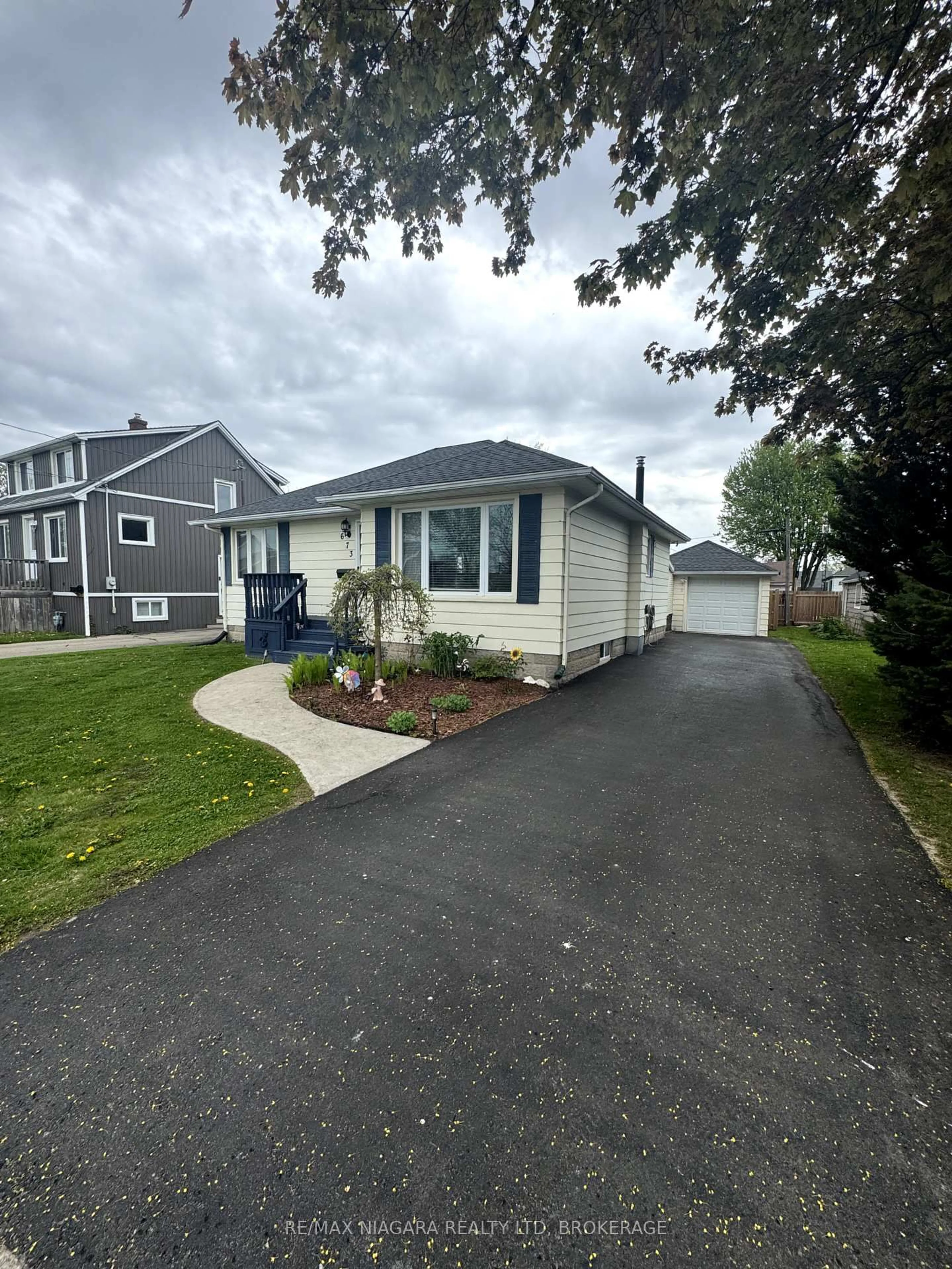 Home with vinyl exterior material, street for 673 Fielden Ave, Port Colborne Ontario L3K 4V9