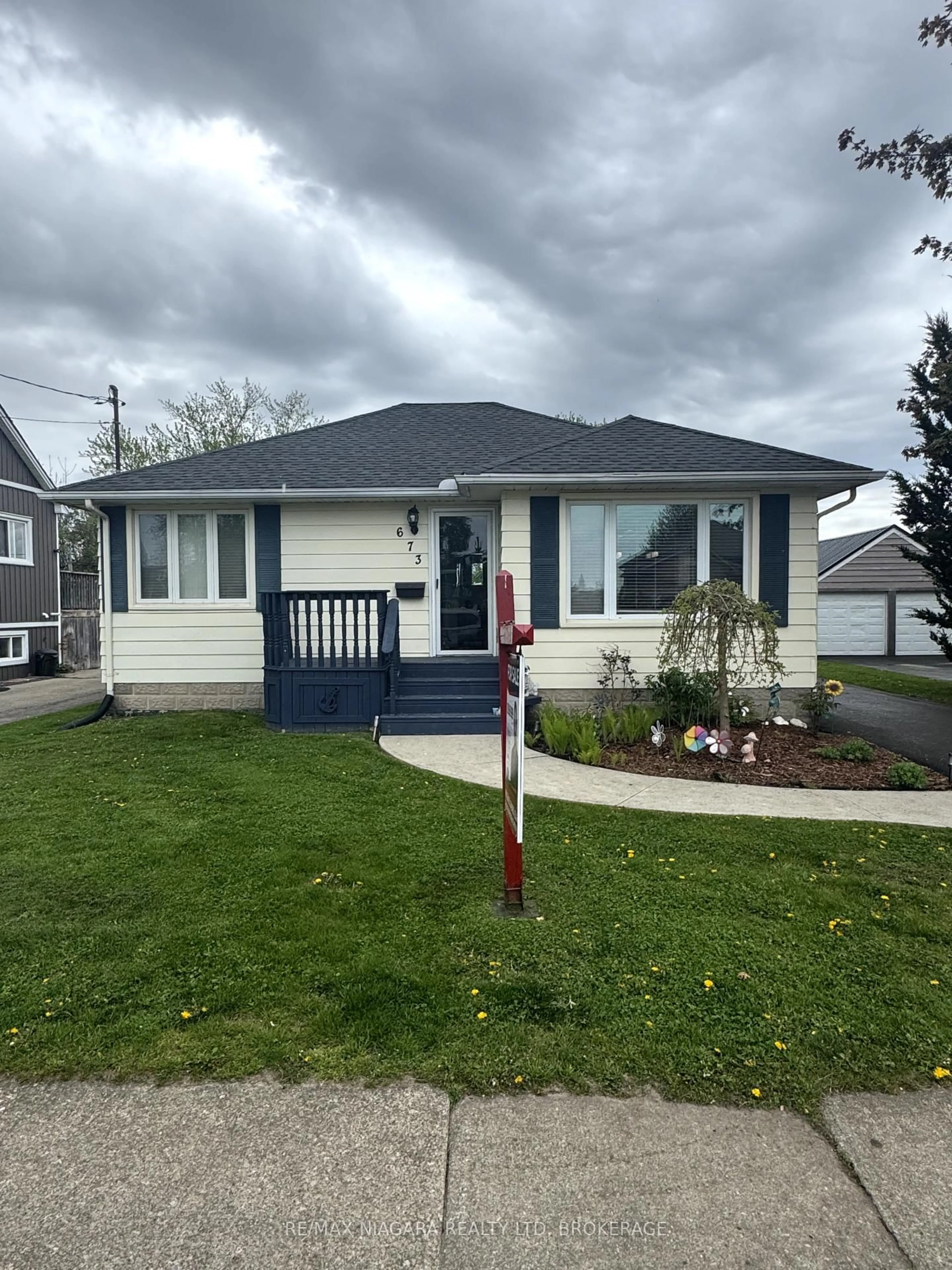Home with vinyl exterior material, street for 673 Fielden Ave, Port Colborne Ontario L3K 4V9