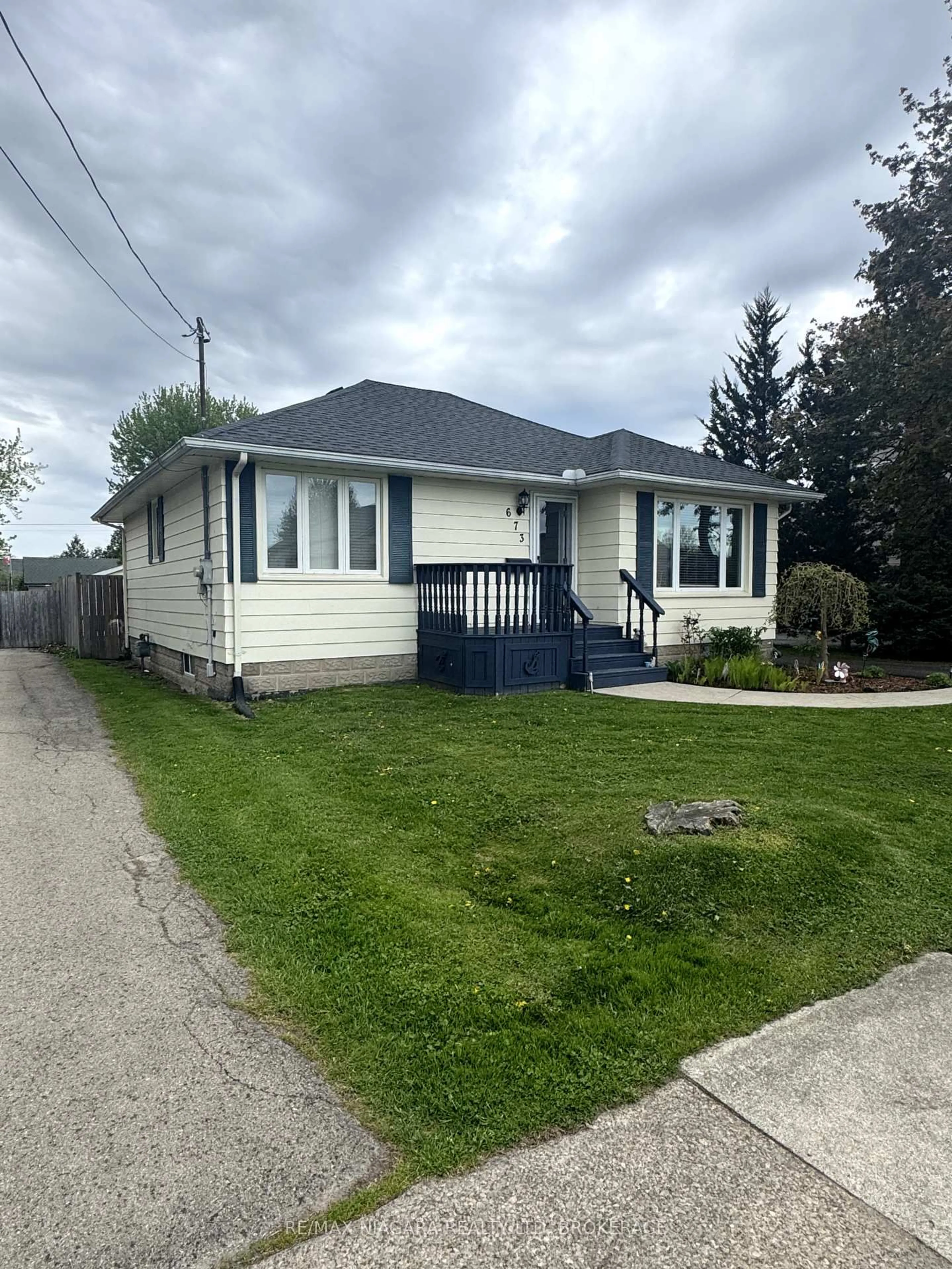 Home with vinyl exterior material, street for 673 Fielden Ave, Port Colborne Ontario L3K 4V9