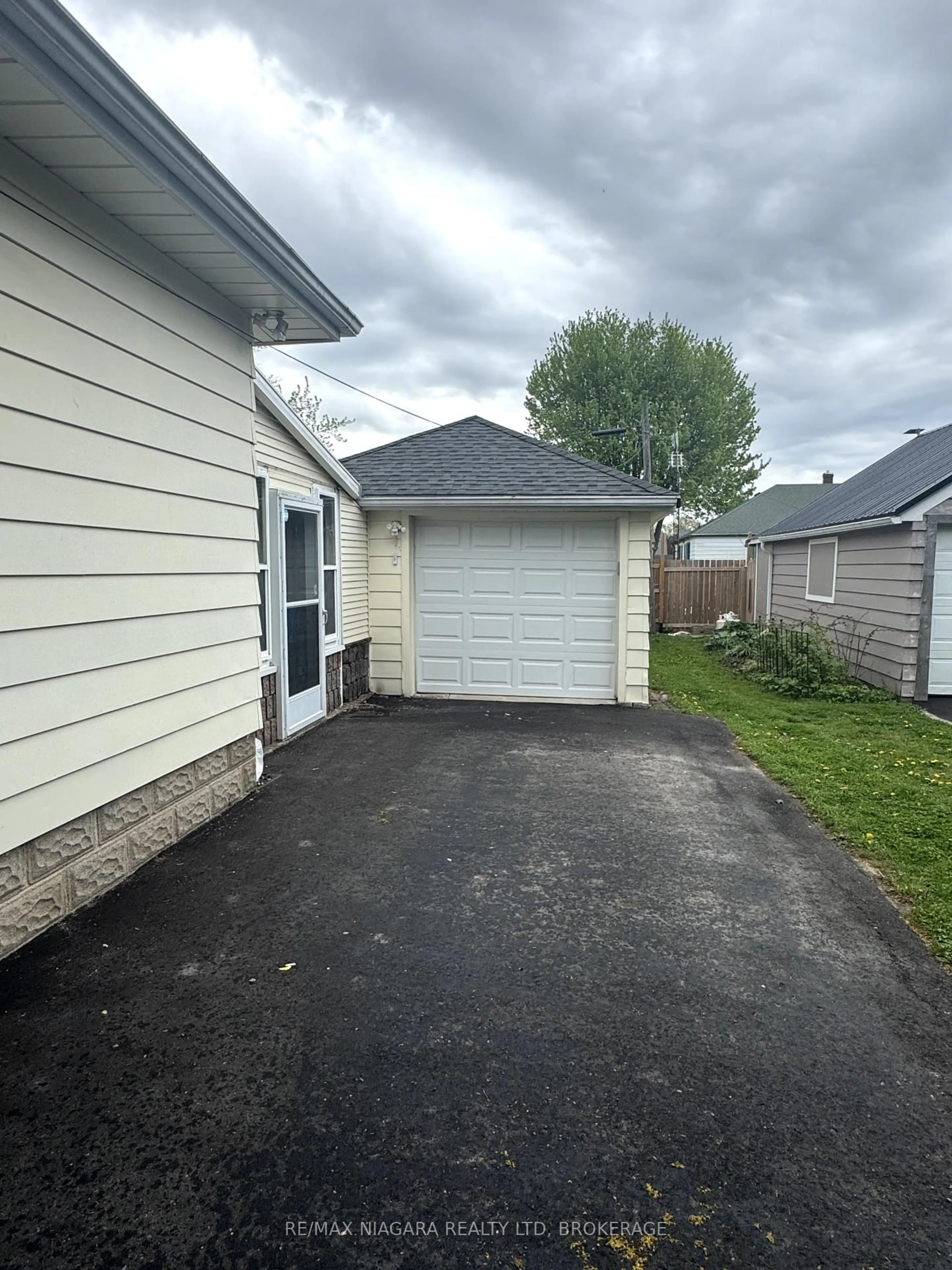 Unknown for 673 Fielden Ave, Port Colborne Ontario L3K 4V9