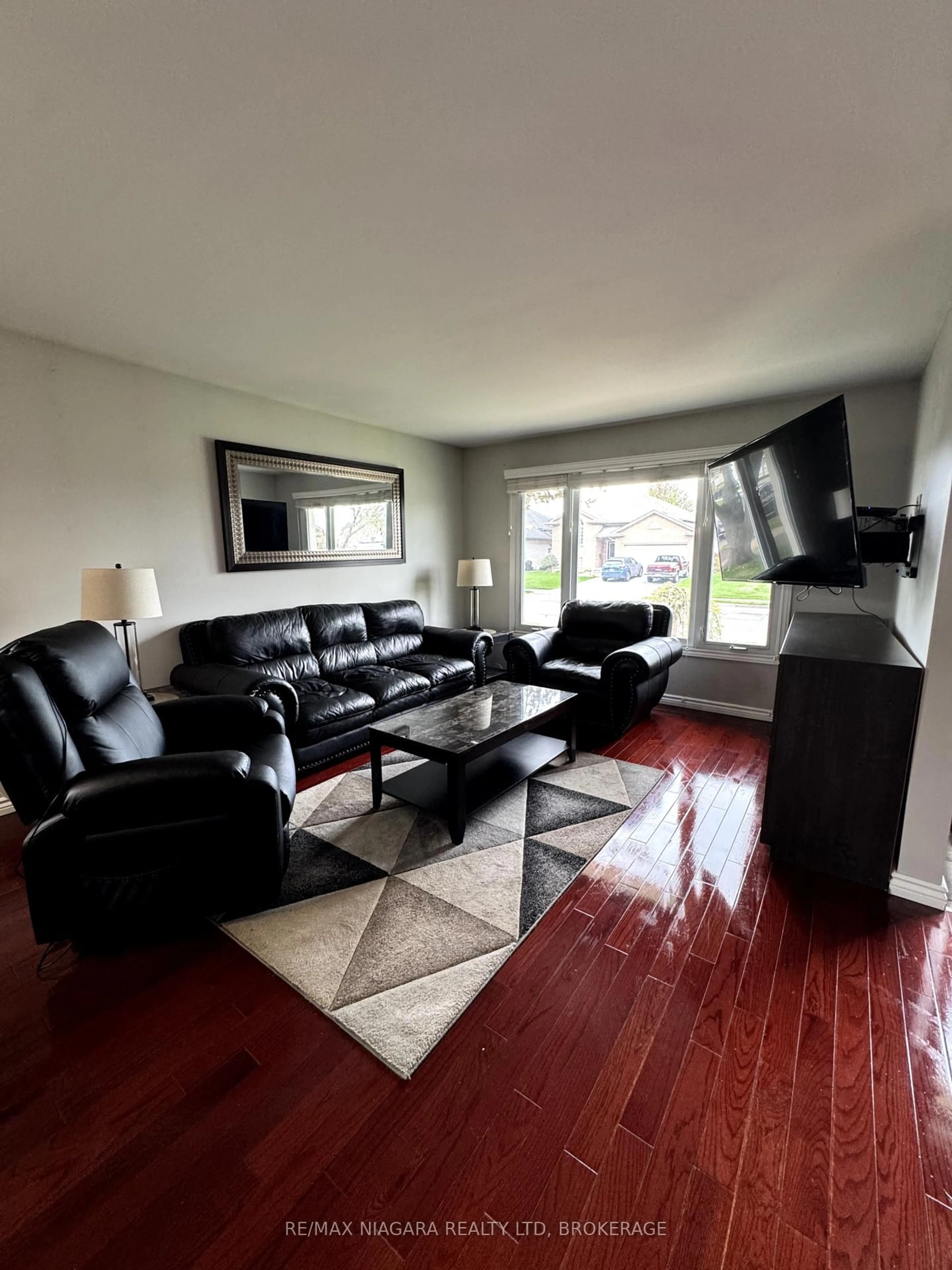 Living room with furniture, wood/laminate floor for 673 Fielden Ave, Port Colborne Ontario L3K 4V9