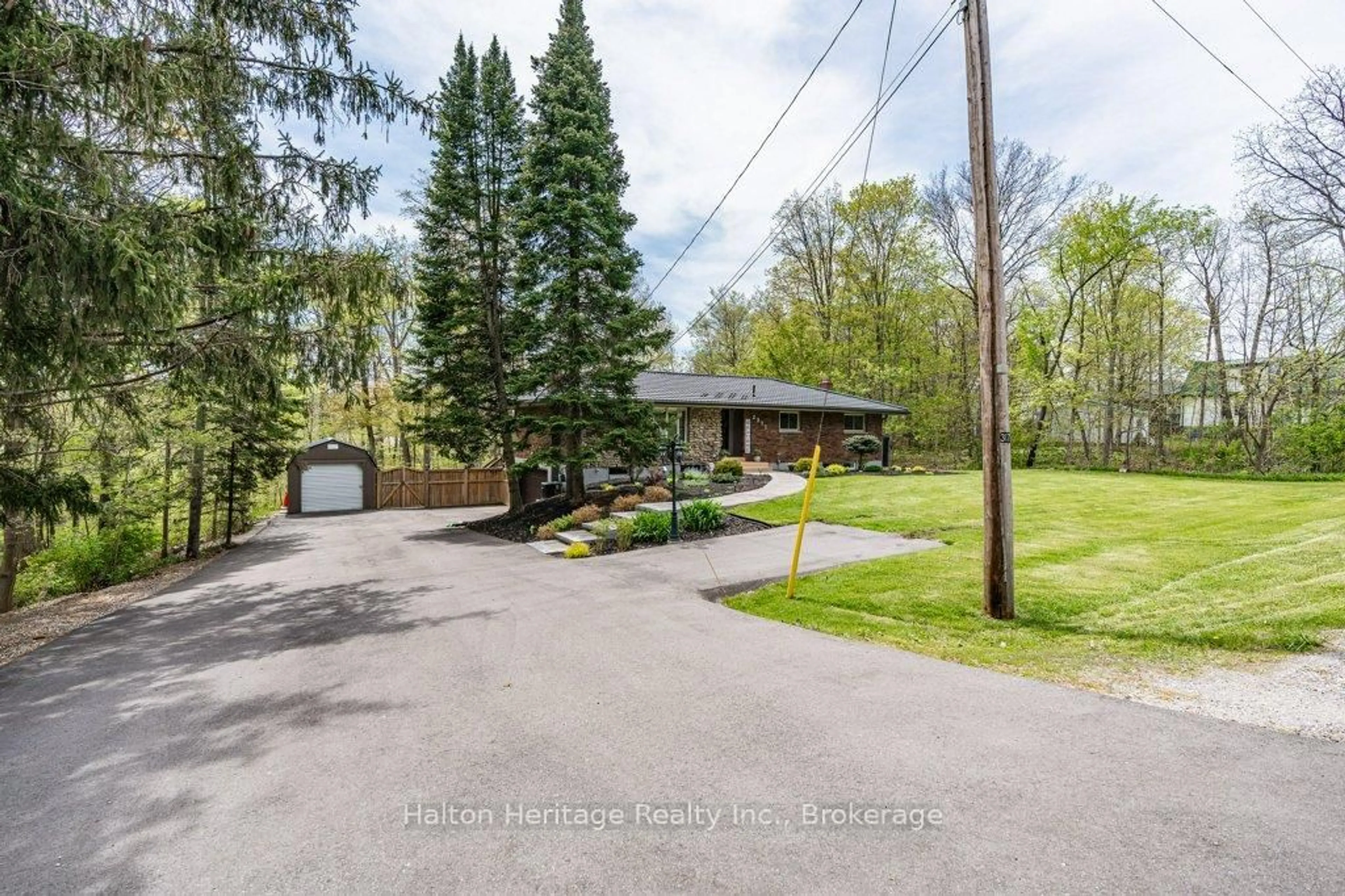 A pic from outside/outdoor area/front of a property/back of a property/a pic from drone, unknown for 2371 Kirk Rd, Hamilton Ontario L0R 1C0