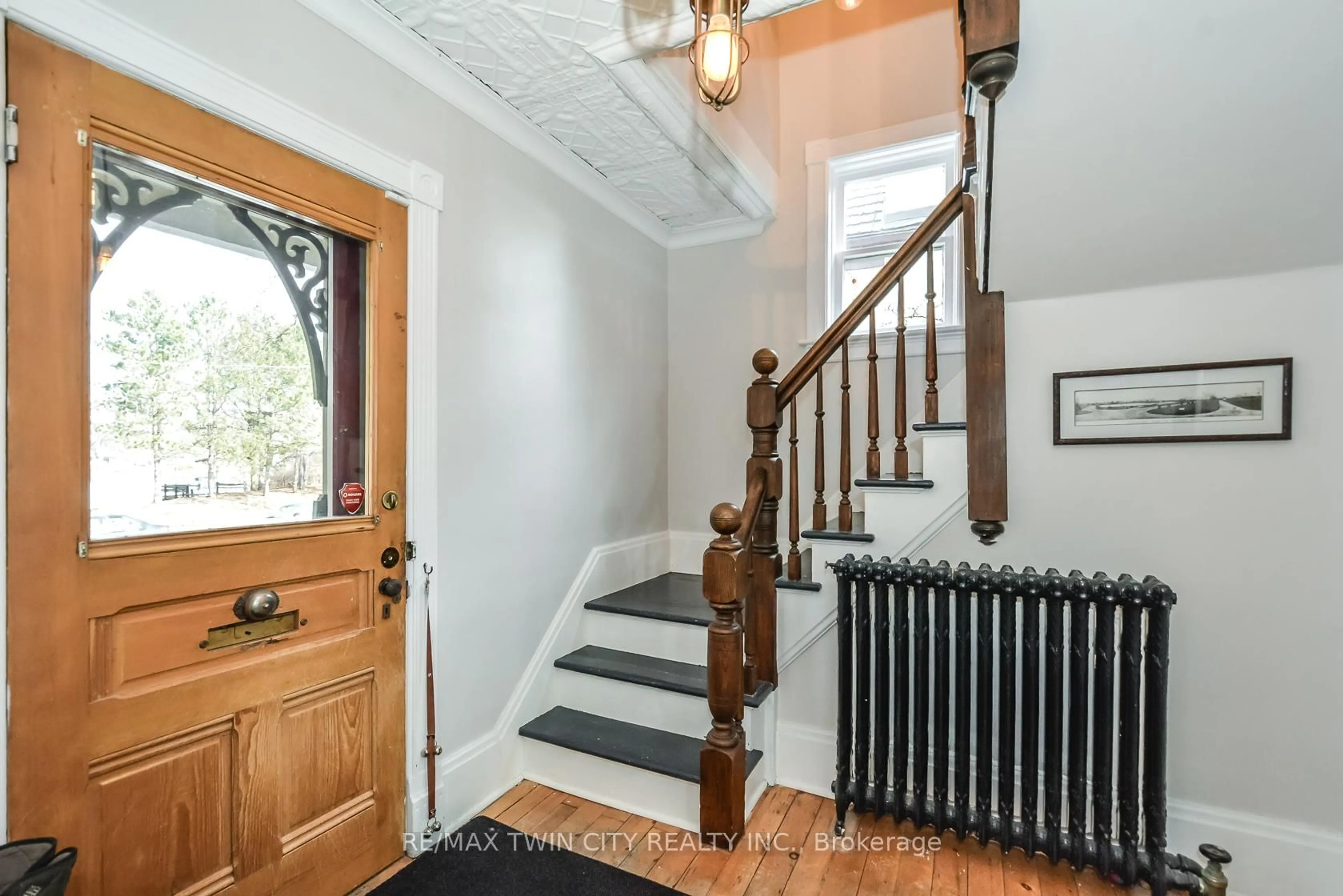 Indoor entryway for 19 Roland St, Kitchener Ontario N2G 1K5