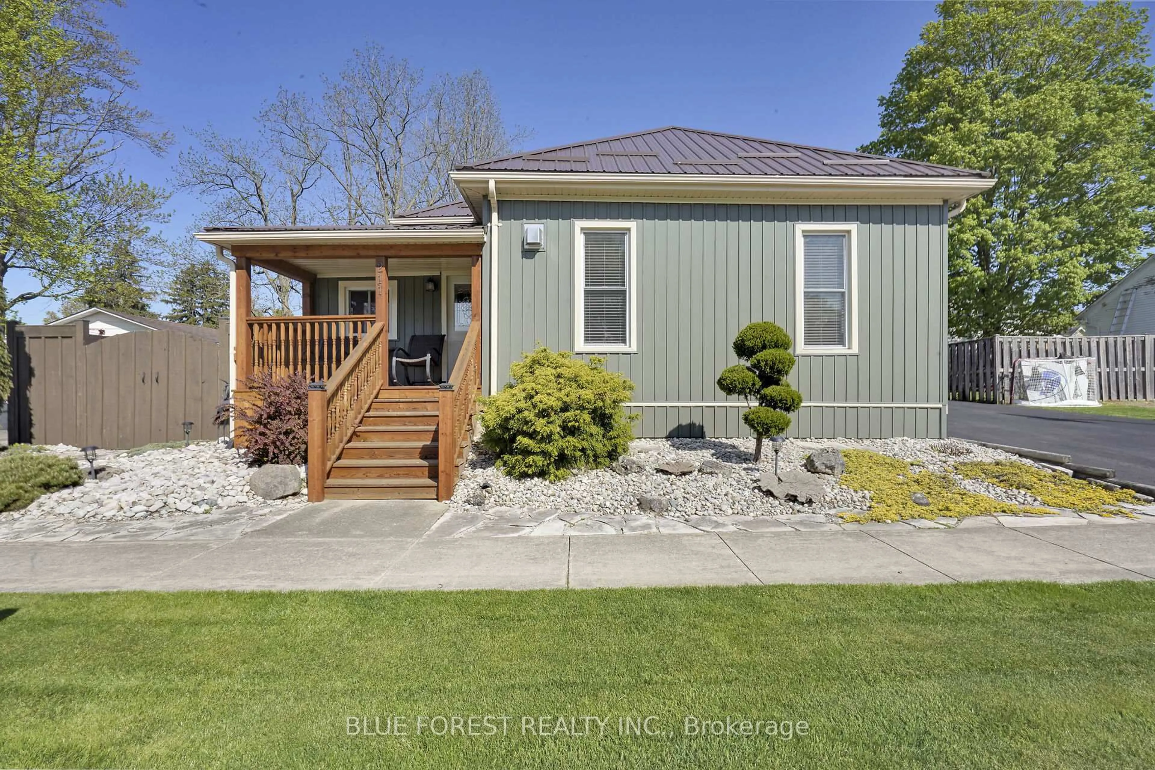 Home with vinyl exterior material, street for 211 Mary St, Dutton/Dunwich Ontario N0L 1J0