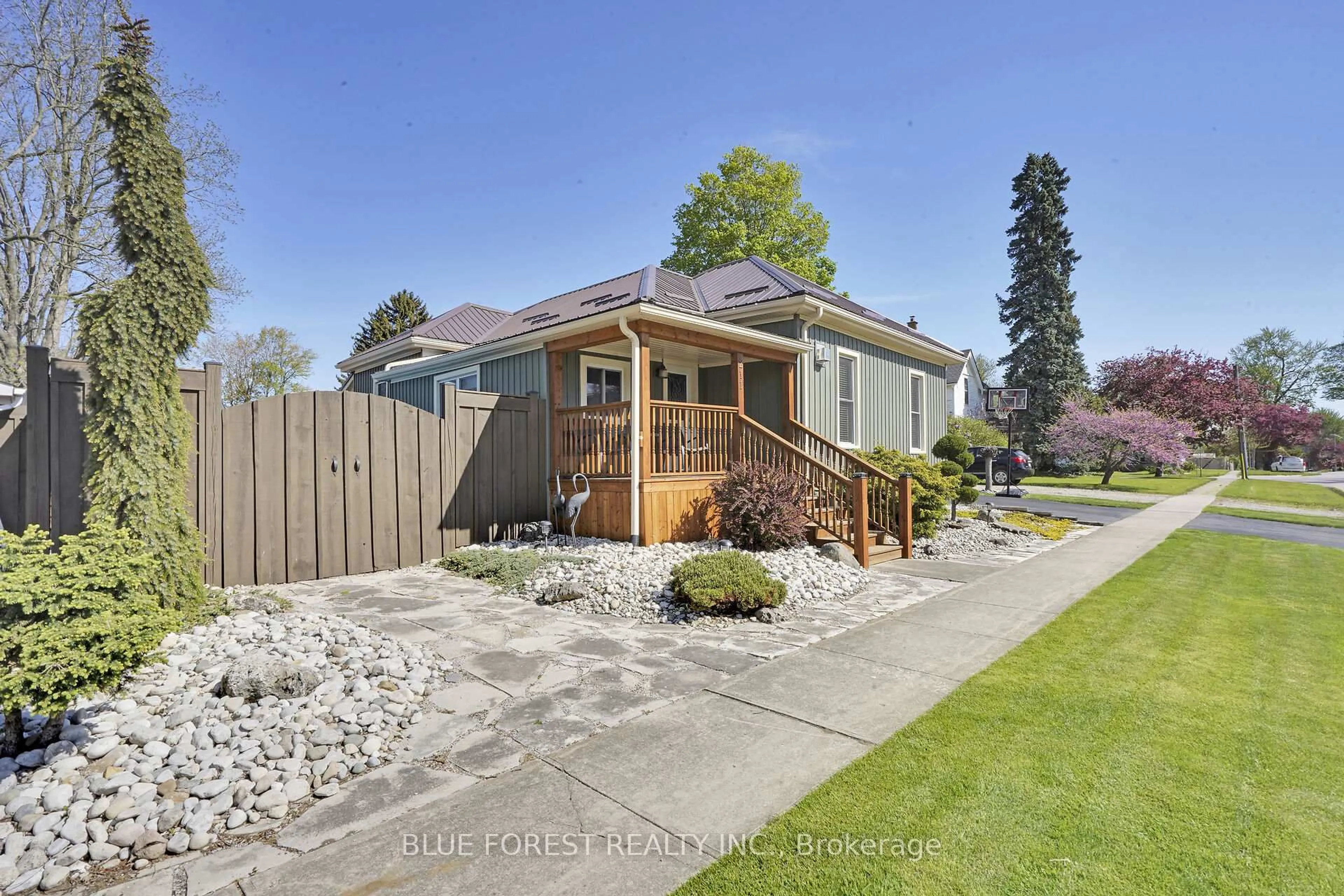 Home with brick exterior material, street for 211 Mary St, Dutton/Dunwich Ontario N0L 1J0