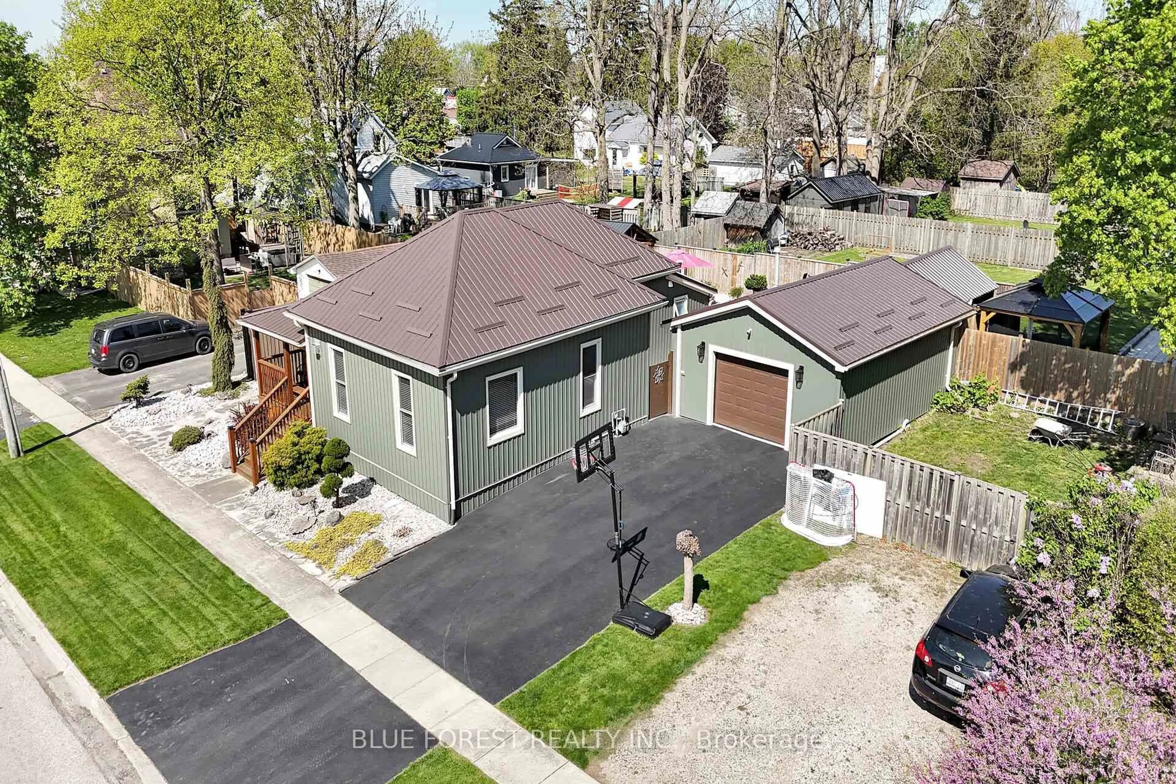 A pic from outside/outdoor area/front of a property/back of a property/a pic from drone, street for 211 Mary St, Dutton/Dunwich Ontario N0L 1J0