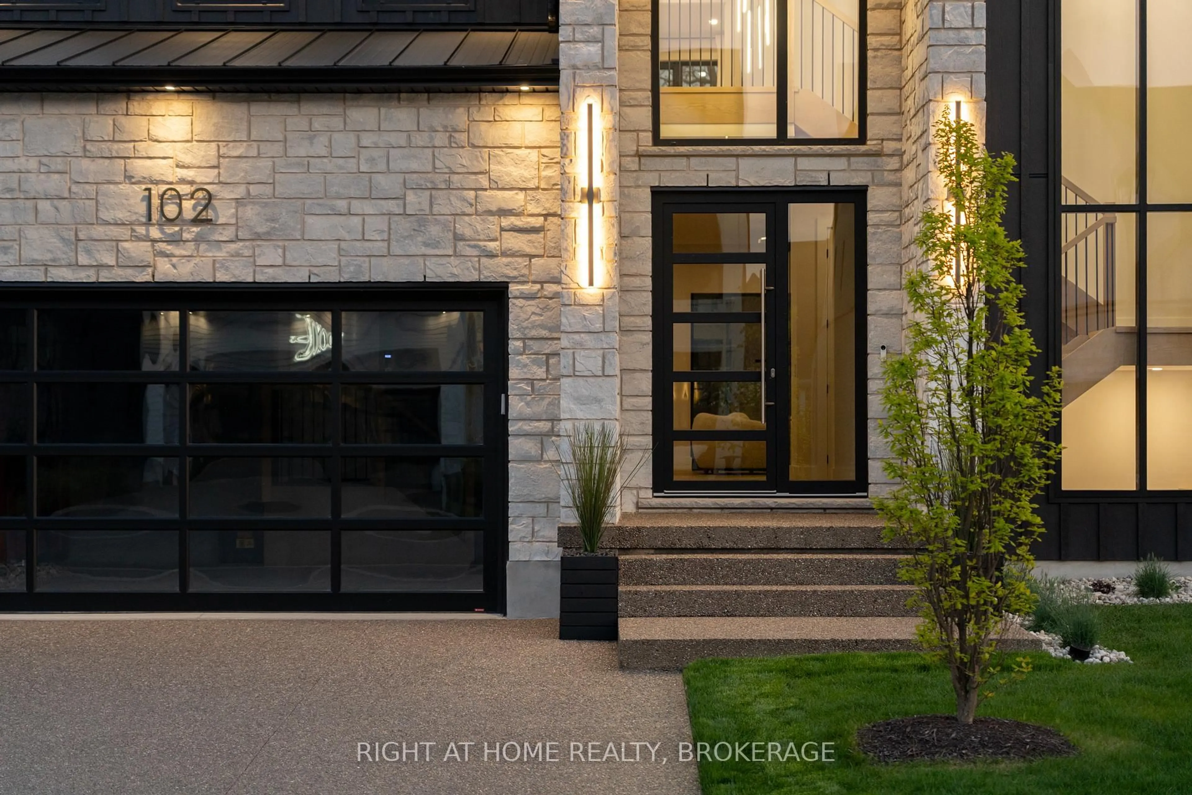 Indoor entryway for 102 Millpond Rd, Niagara-on-the-Lake Ontario L0S 1J1