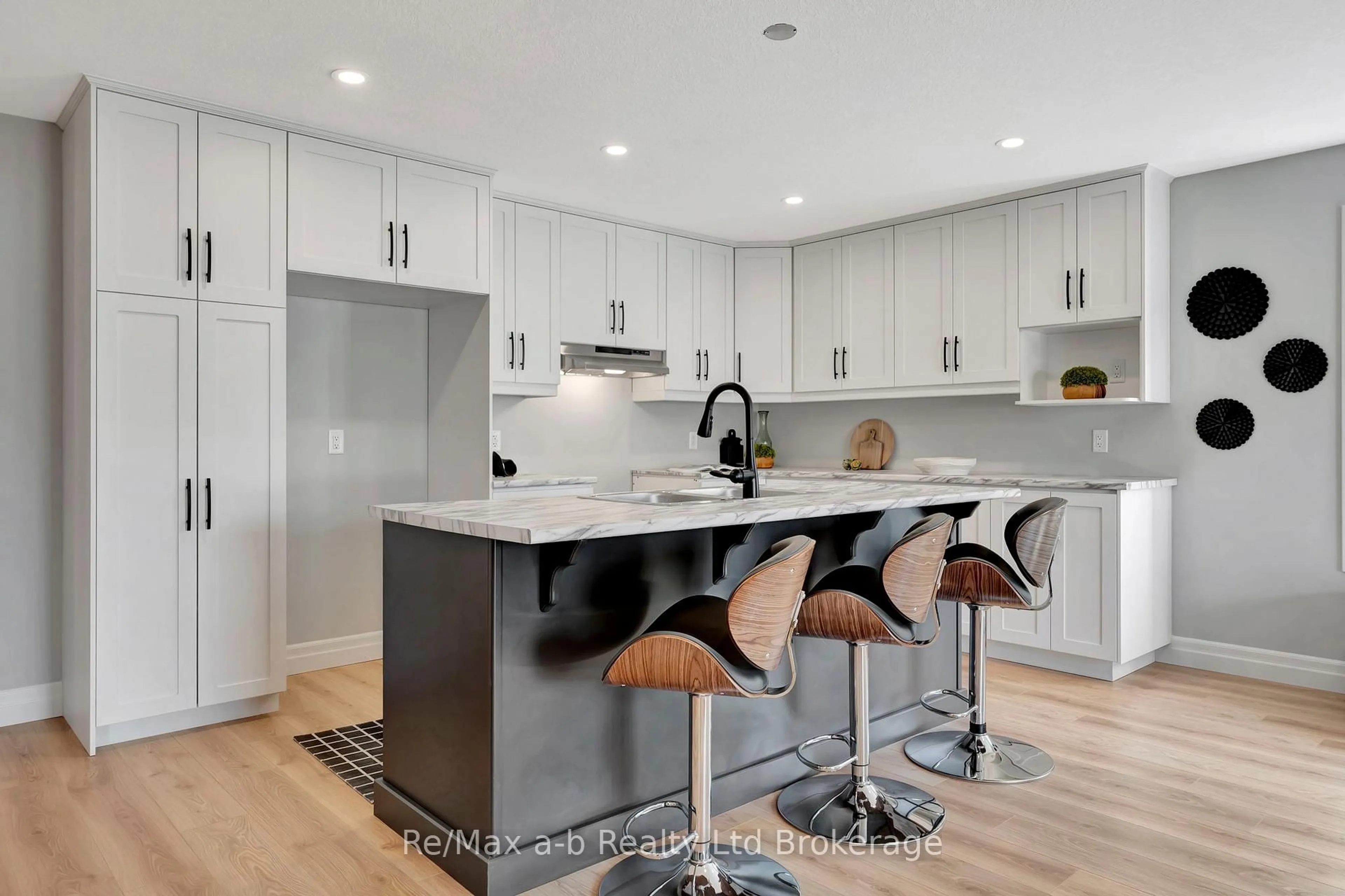 Open concept kitchen, unknown for 129 Lossing Dr, Norwich Ontario N0J 1P0