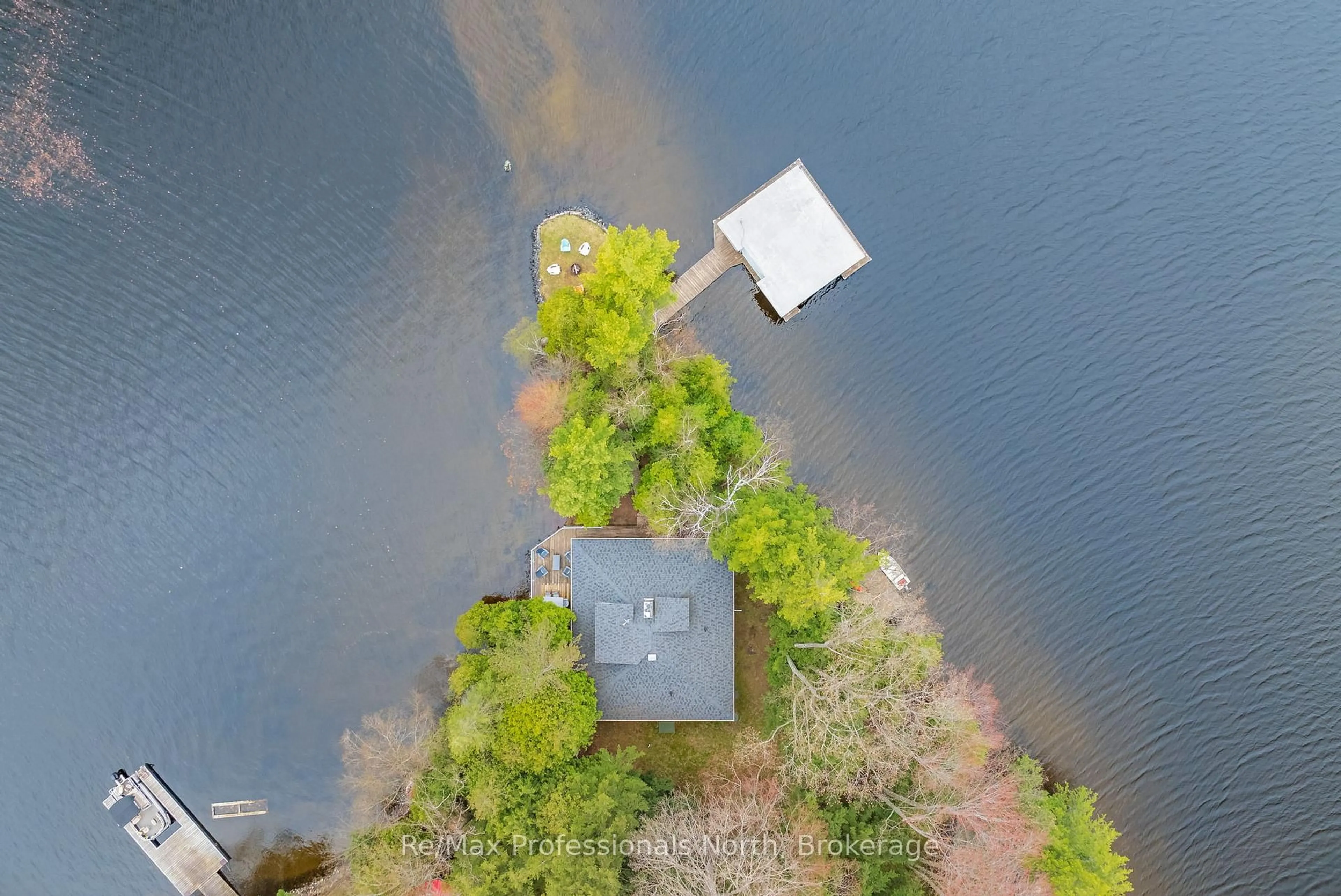 A pic from outside/outdoor area/front of a property/back of a property/a pic from drone, water/lake/river/ocean view for 3-4 MB HENRY ISLAND N/A, Gravenhurst Ontario P1P 1R1