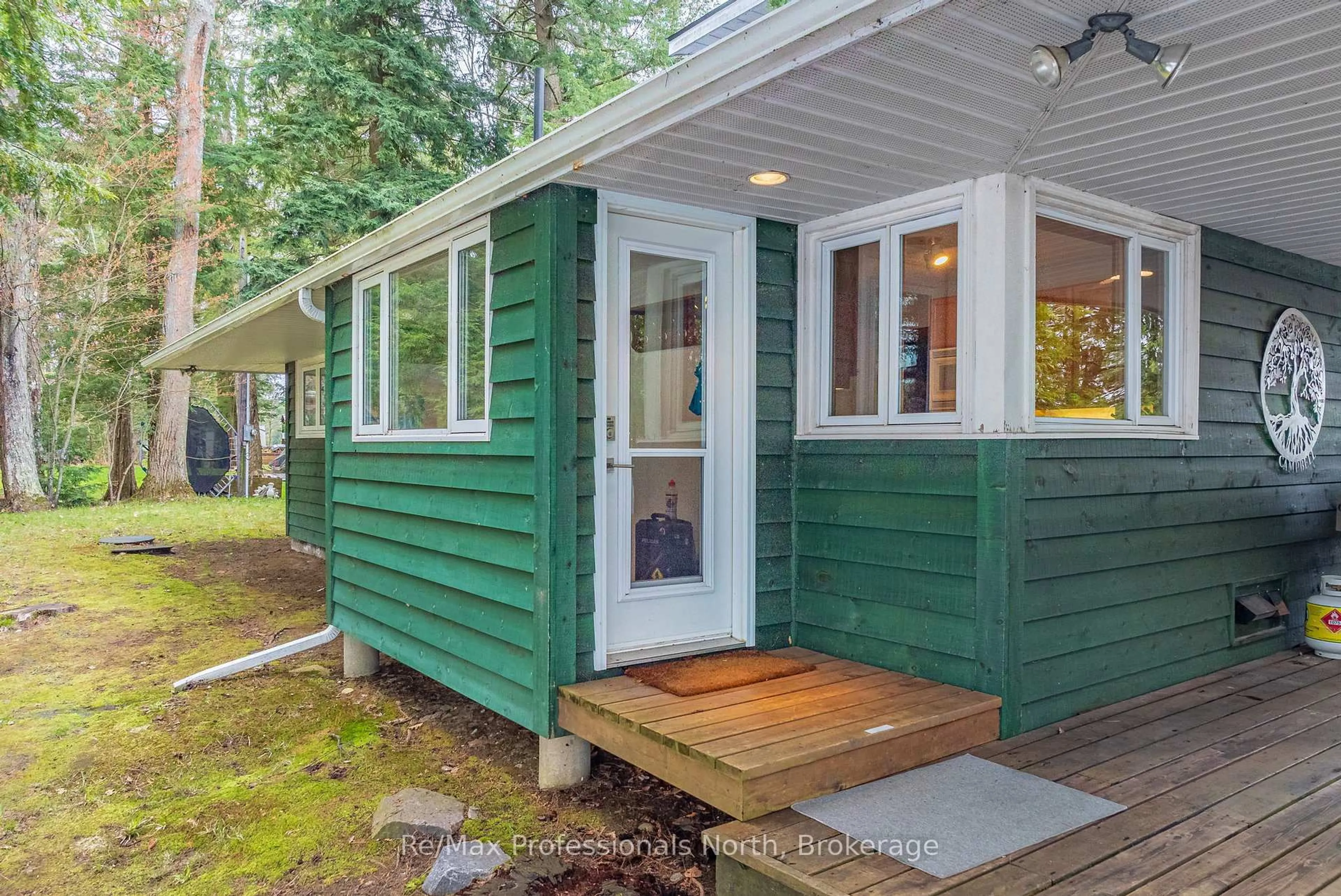 Home with vinyl exterior material, street for 3-4 MB HENRY ISLAND N/A, Gravenhurst Ontario P1P 1R1