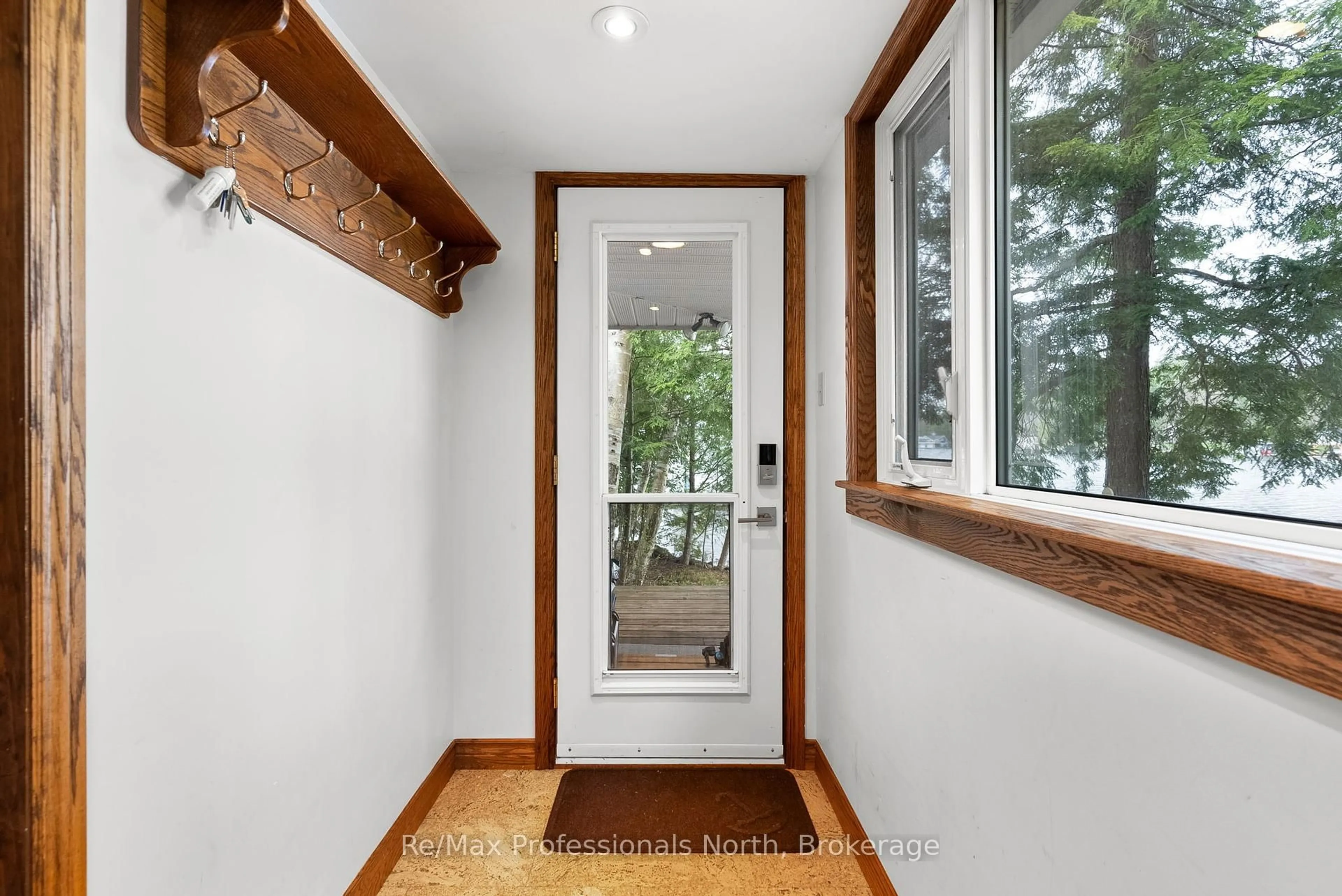 Indoor entryway for 3-4 MB HENRY ISLAND N/A, Gravenhurst Ontario P1P 1R1