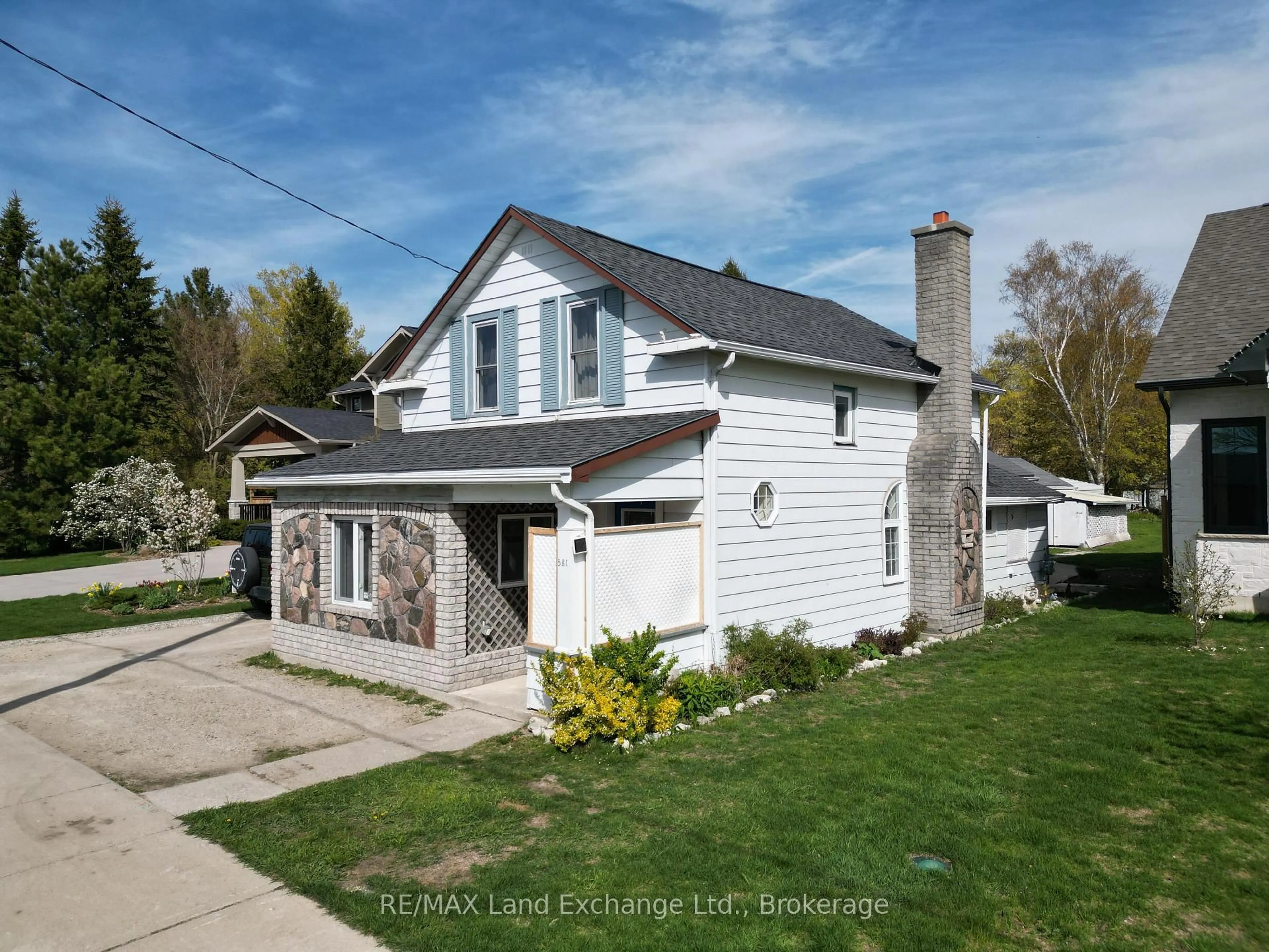 Home with vinyl exterior material, street for 581 Huron Terr, Kincardine Ontario N2Z 2H2