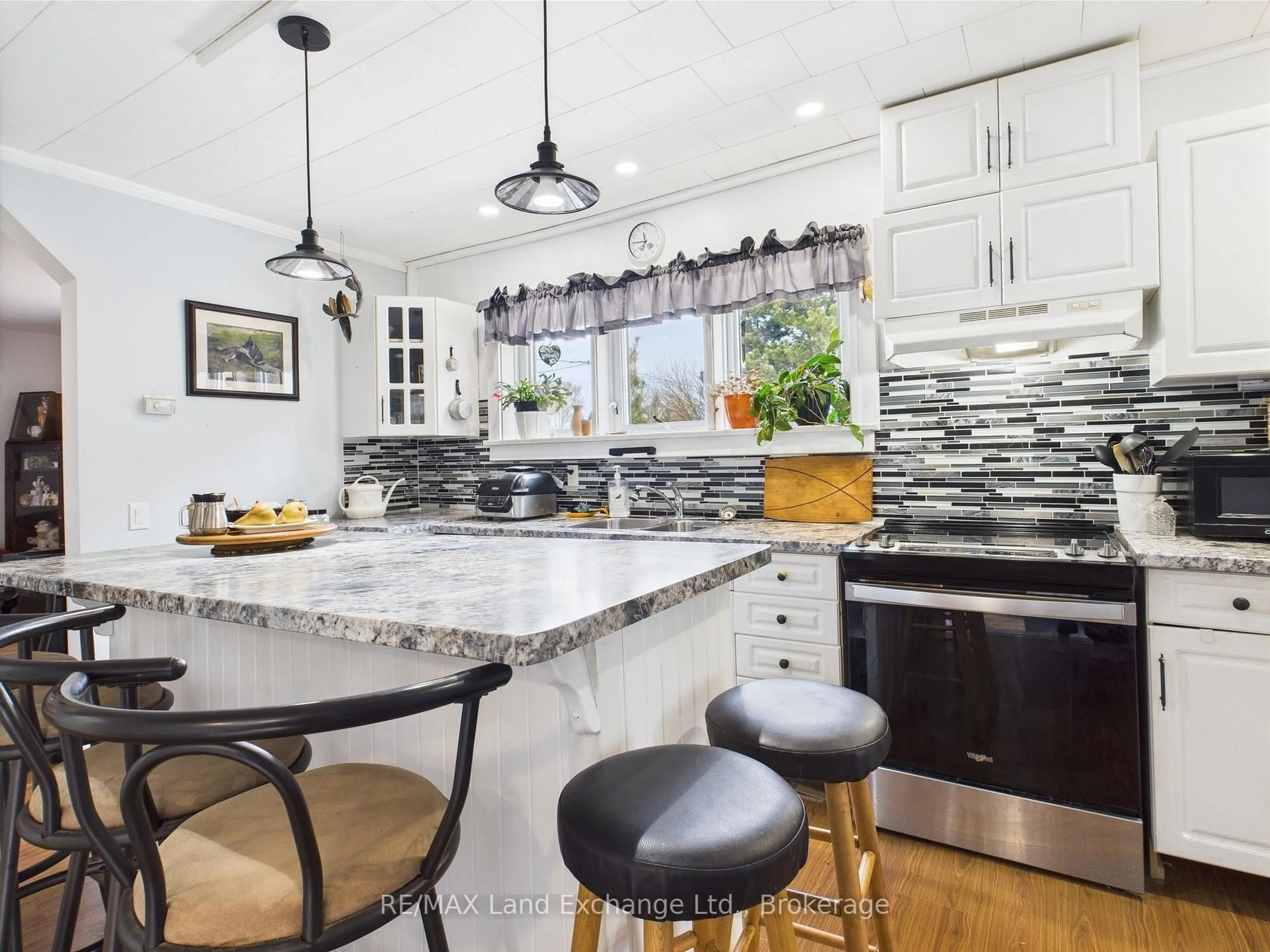 Contemporary kitchen, ceramic/tile floor for 581 Huron Terr, Kincardine Ontario N2Z 2H2