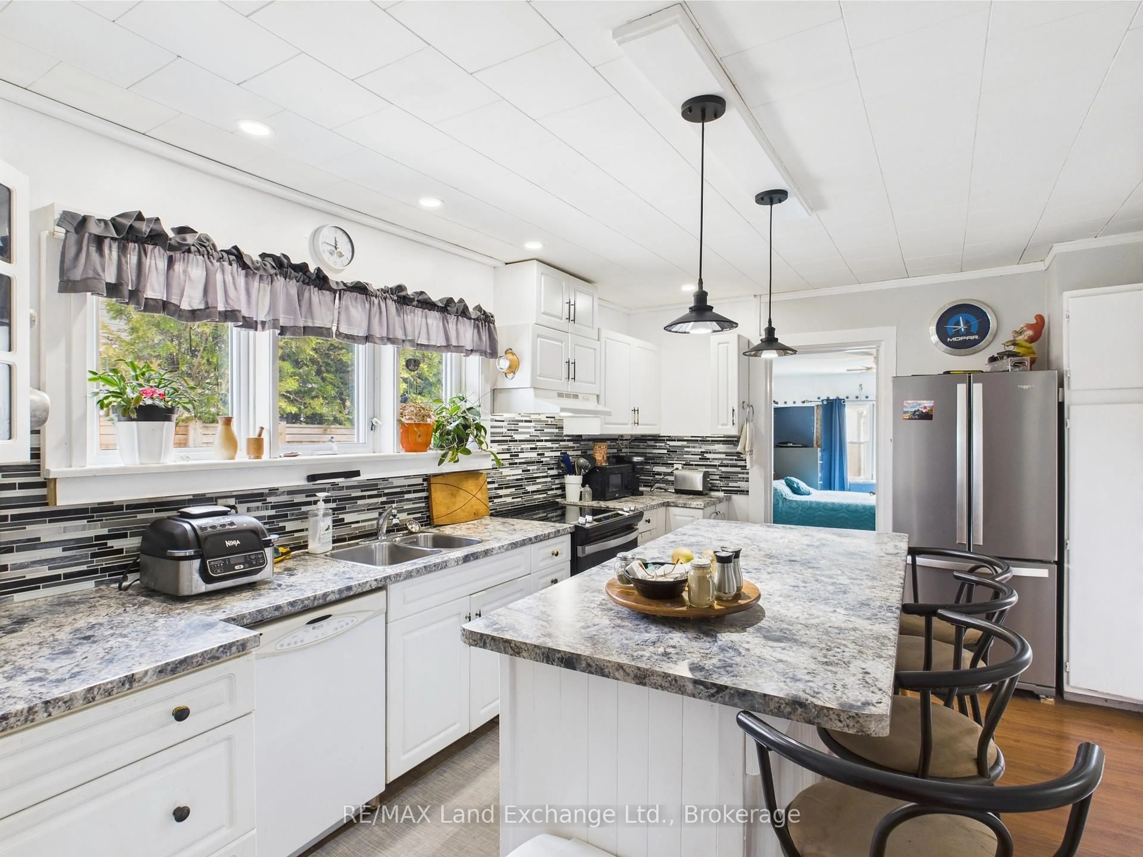 Open concept kitchen, ceramic/tile floor for 581 Huron Terr, Kincardine Ontario N2Z 2H2