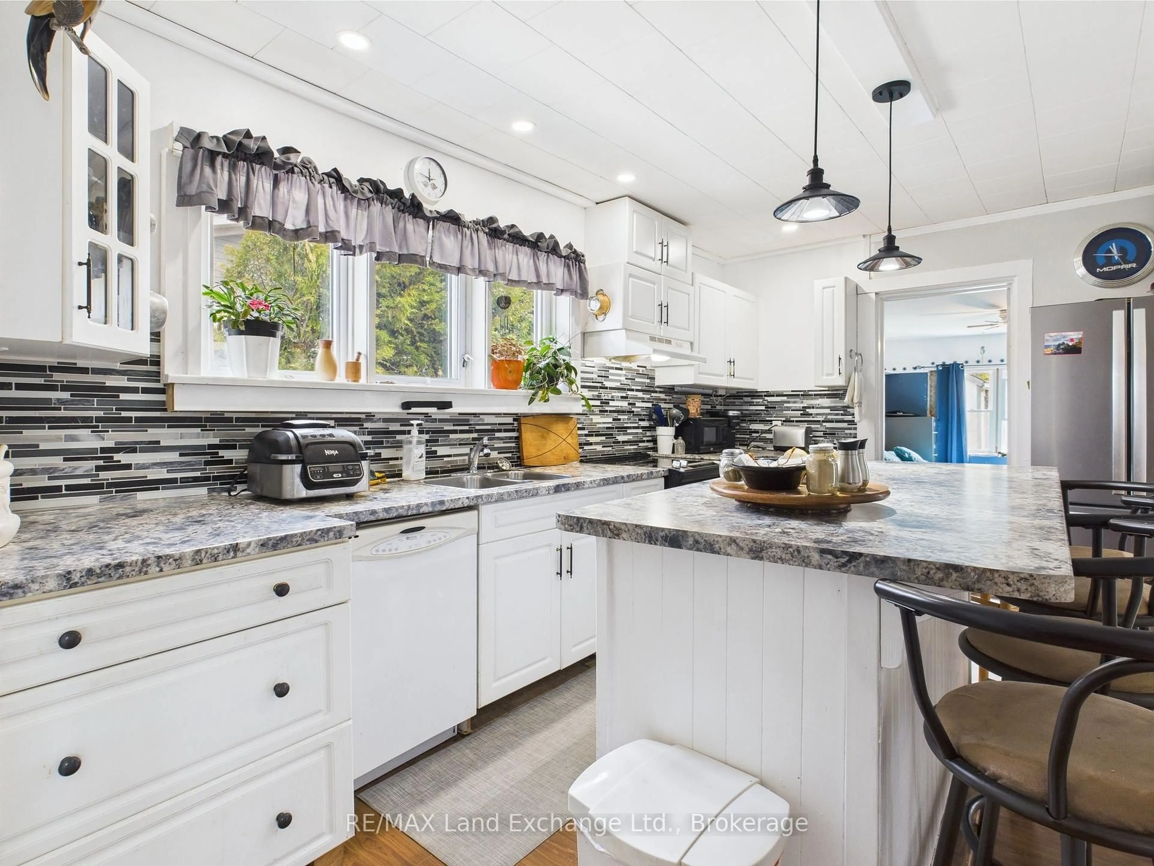 Open concept kitchen, ceramic/tile floor for 581 Huron Terr, Kincardine Ontario N2Z 2H2